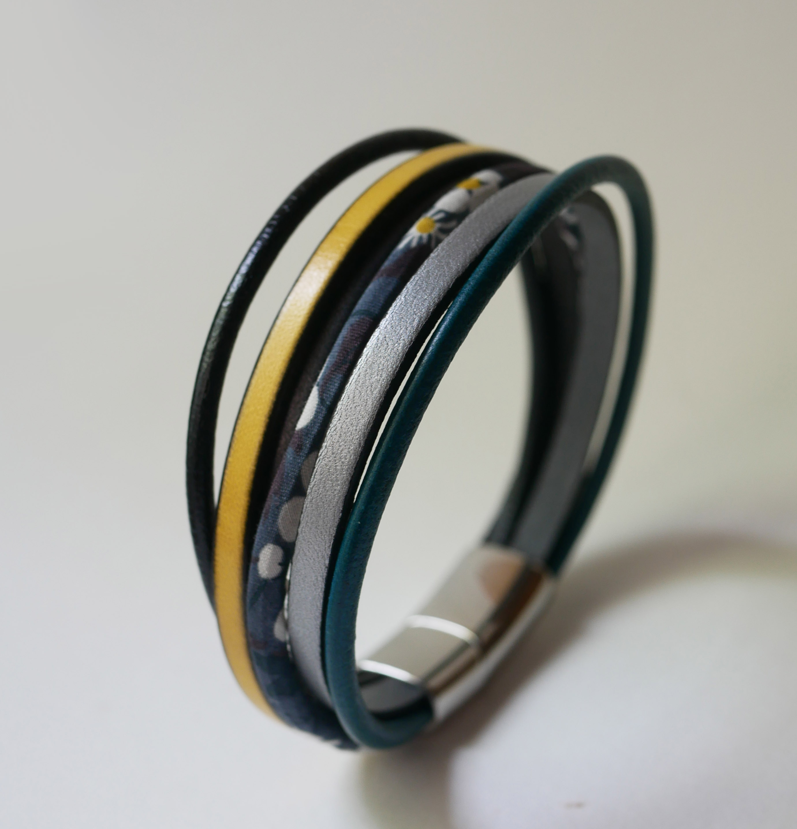 Flerradet mansjettarmbånd i skinn og antracitgrå Liberty-snor
