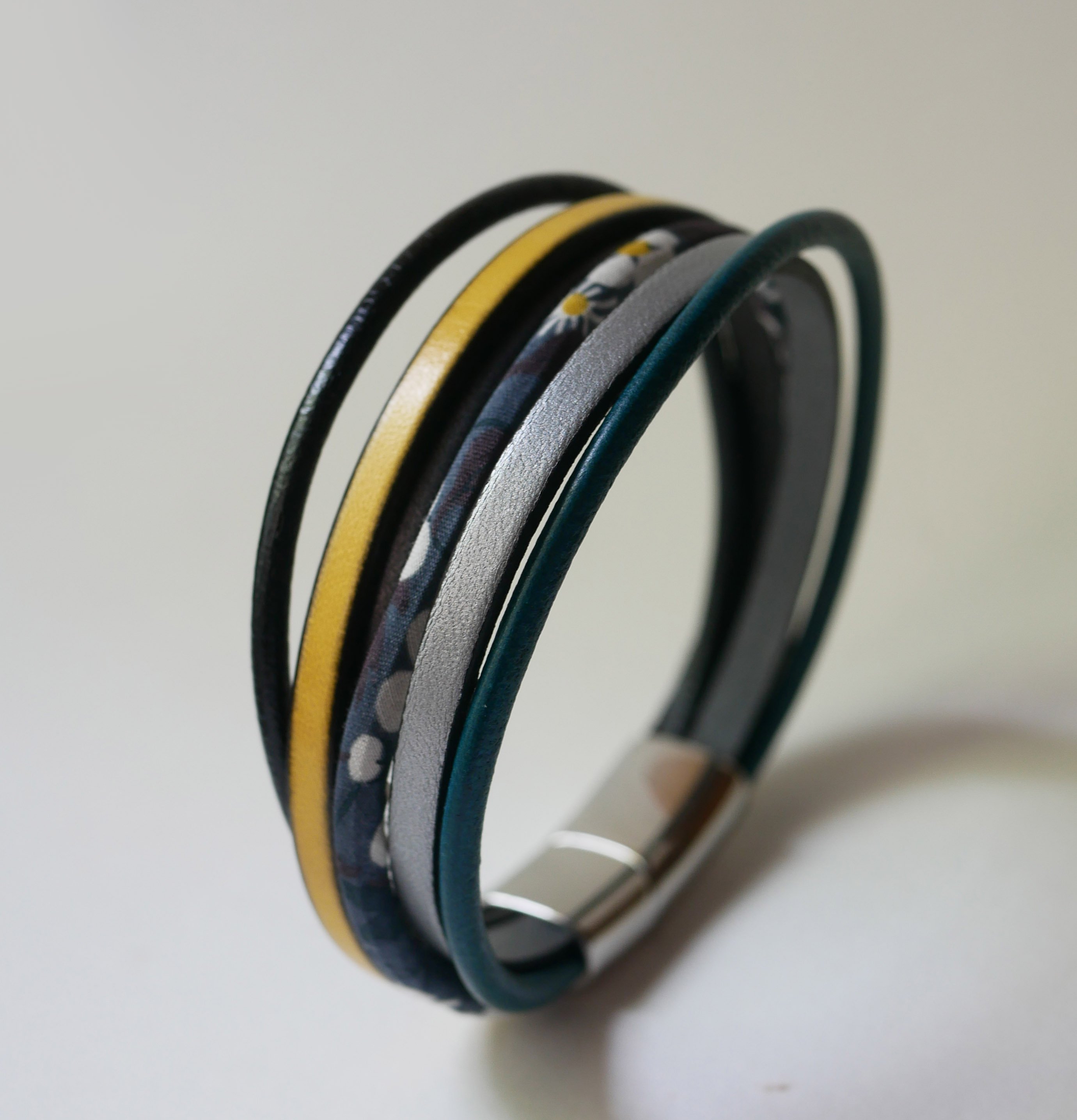 Flerradet mansjettarmbånd i skinn og antracitgrå Liberty-snor