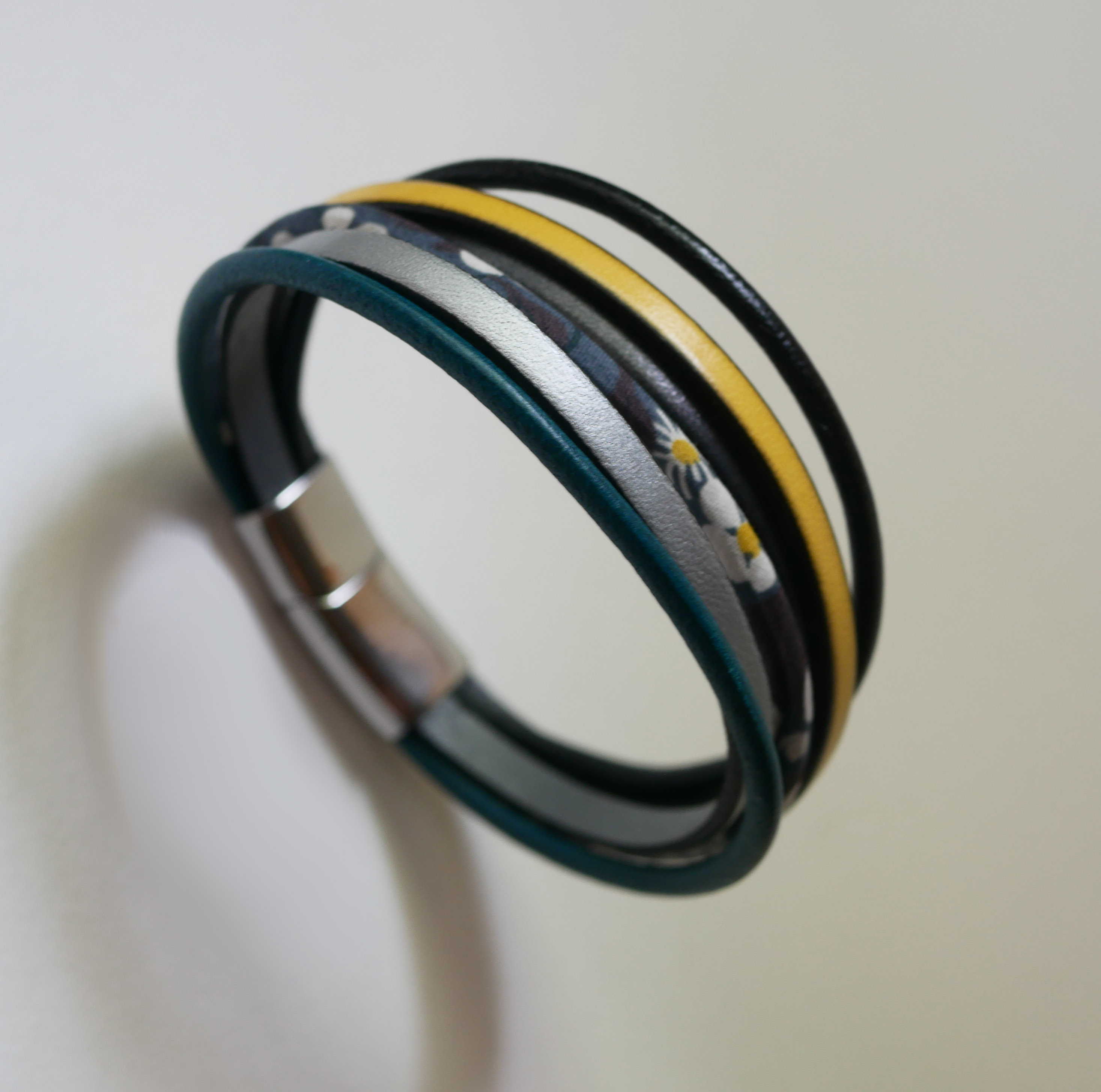 Flerradet mansjettarmbånd i skinn og antracitgrå Liberty-snor