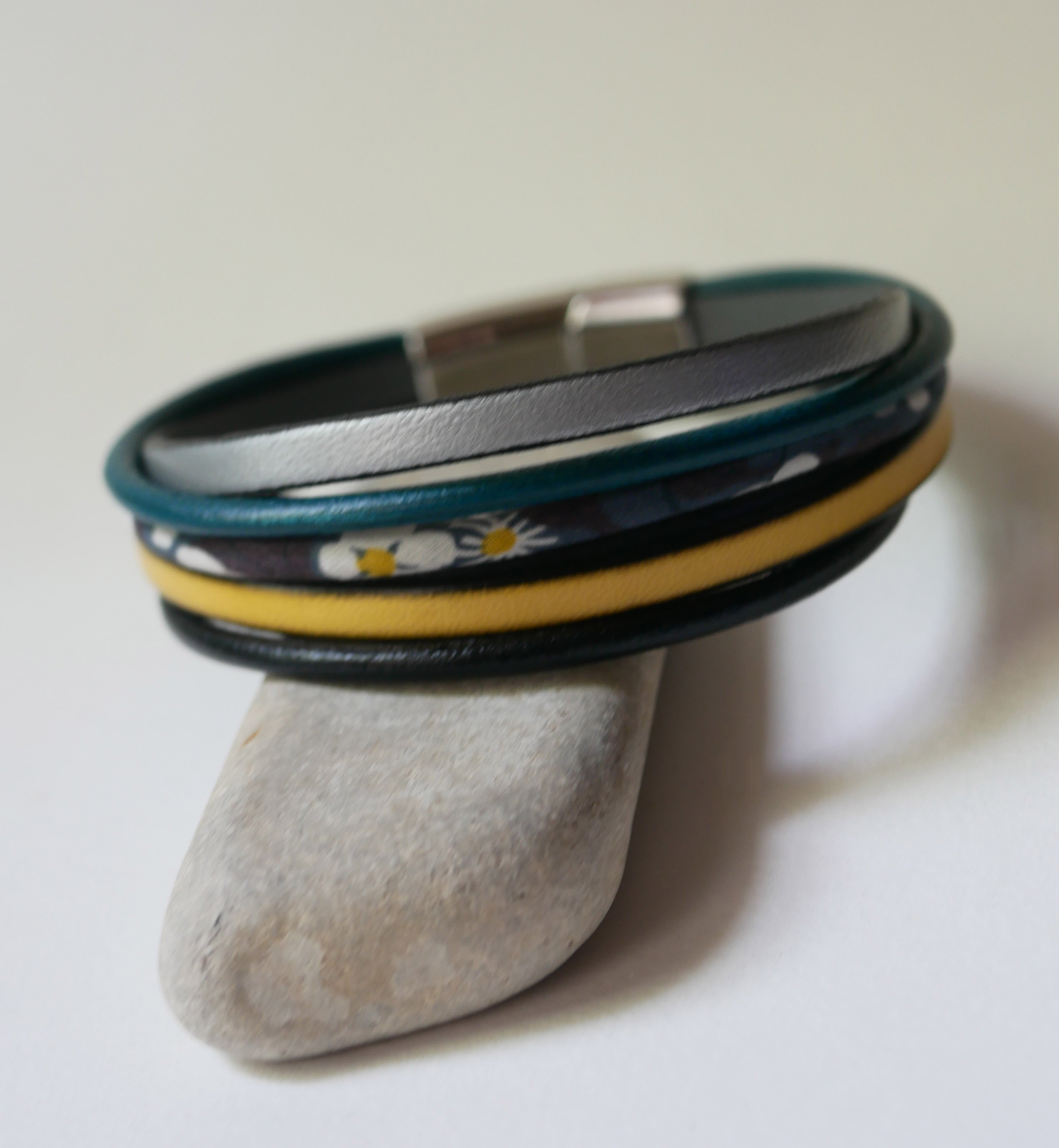 Flerradet mansjettarmbånd i skinn og antracitgrå Liberty-snor
