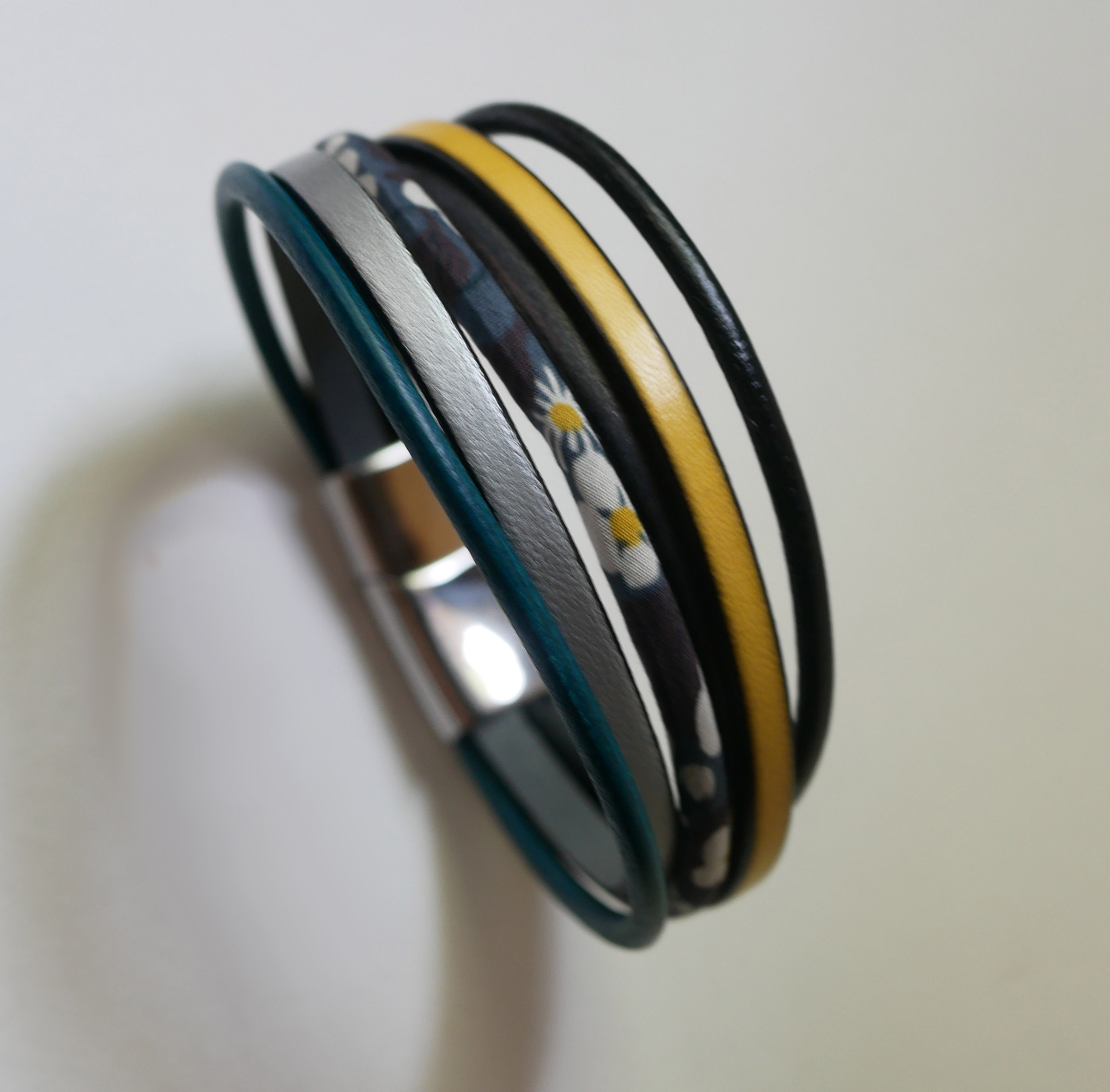 Flerradet mansjettarmb&aring;nd i skinn og antracitgr&aring; Liberty-snor