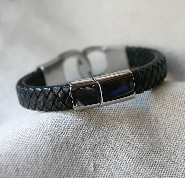 Flettet h&aring;ndjernsarmb&aring;nd i flettet l&aelig;r i valgfri farge og st&oslash;rrelse