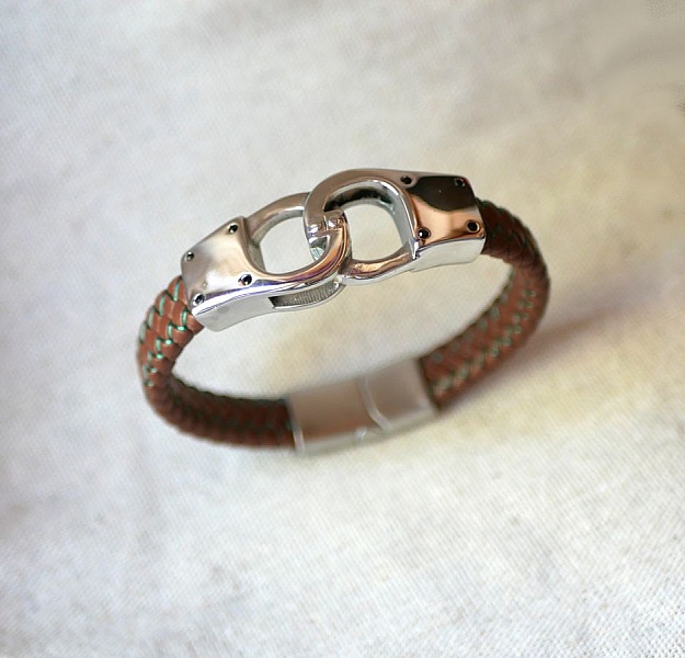 Flettet h&aring;ndjernsarmb&aring;nd i flettet l&aelig;r i valgfri farge og st&oslash;rrelse