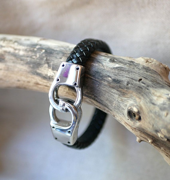 Flettet h&aring;ndjernsarmb&aring;nd i flettet l&aelig;r i valgfri farge og st&oslash;rrelse