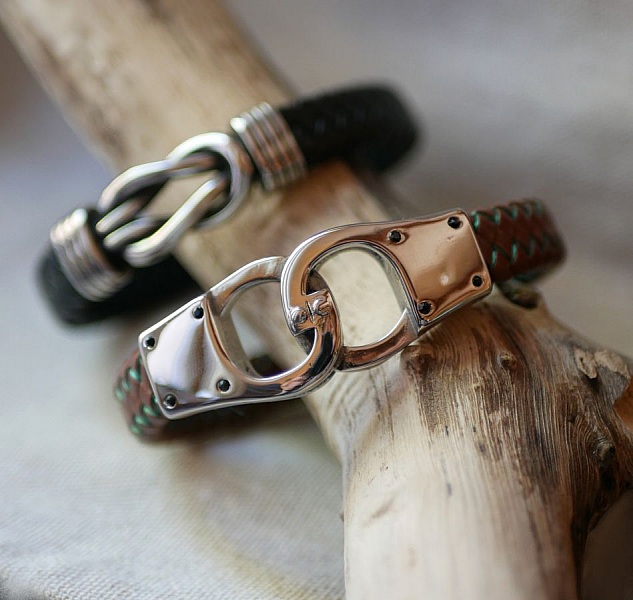 Flettet h&aring;ndjernsarmb&aring;nd i flettet l&aelig;r i valgfri farge og st&oslash;rrelse