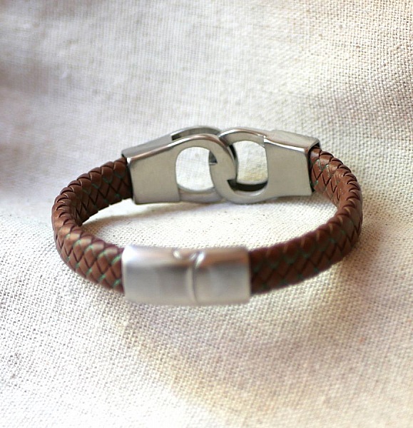 Flettet h&aring;ndjernsarmb&aring;nd i flettet l&aelig;r i valgfri farge og st&oslash;rrelse