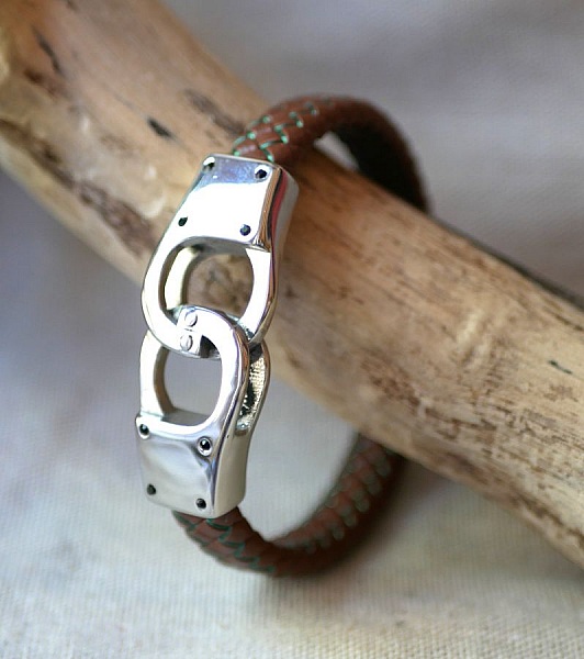 Flettet h&aring;ndjernsarmb&aring;nd i flettet l&aelig;r i valgfri farge og st&oslash;rrelse