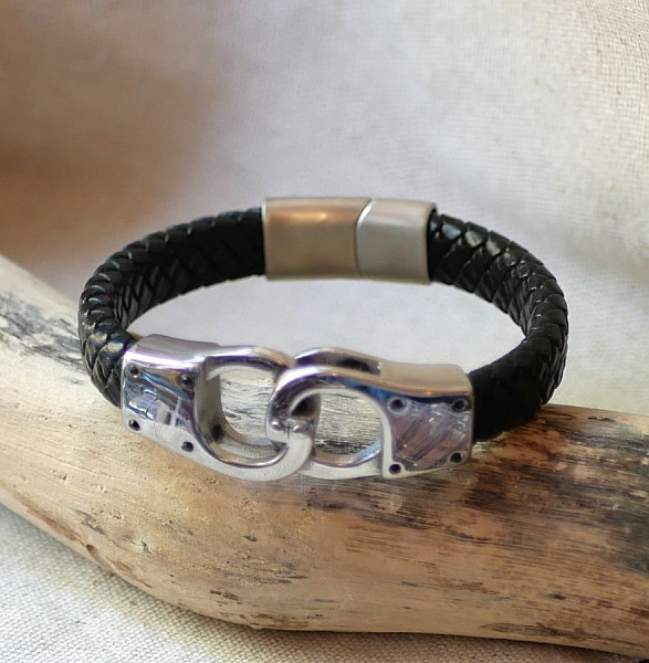 Flettet h&aring;ndjernsarmb&aring;nd i flettet l&aelig;r i valgfri farge og st&oslash;rrelse