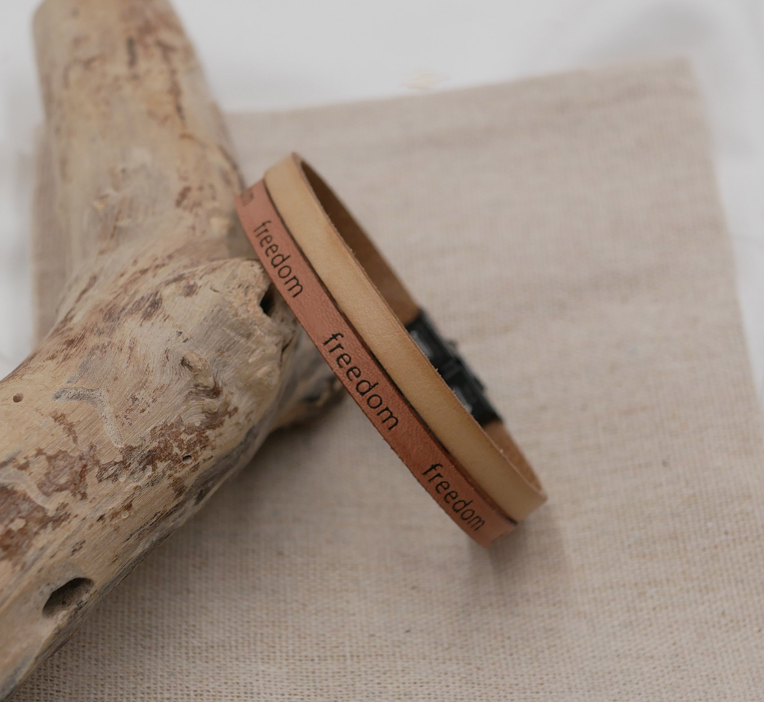 Blandet armb&aring;nd i naturbeige med to skinntyper Frihetsgravering for personlig tilpassing