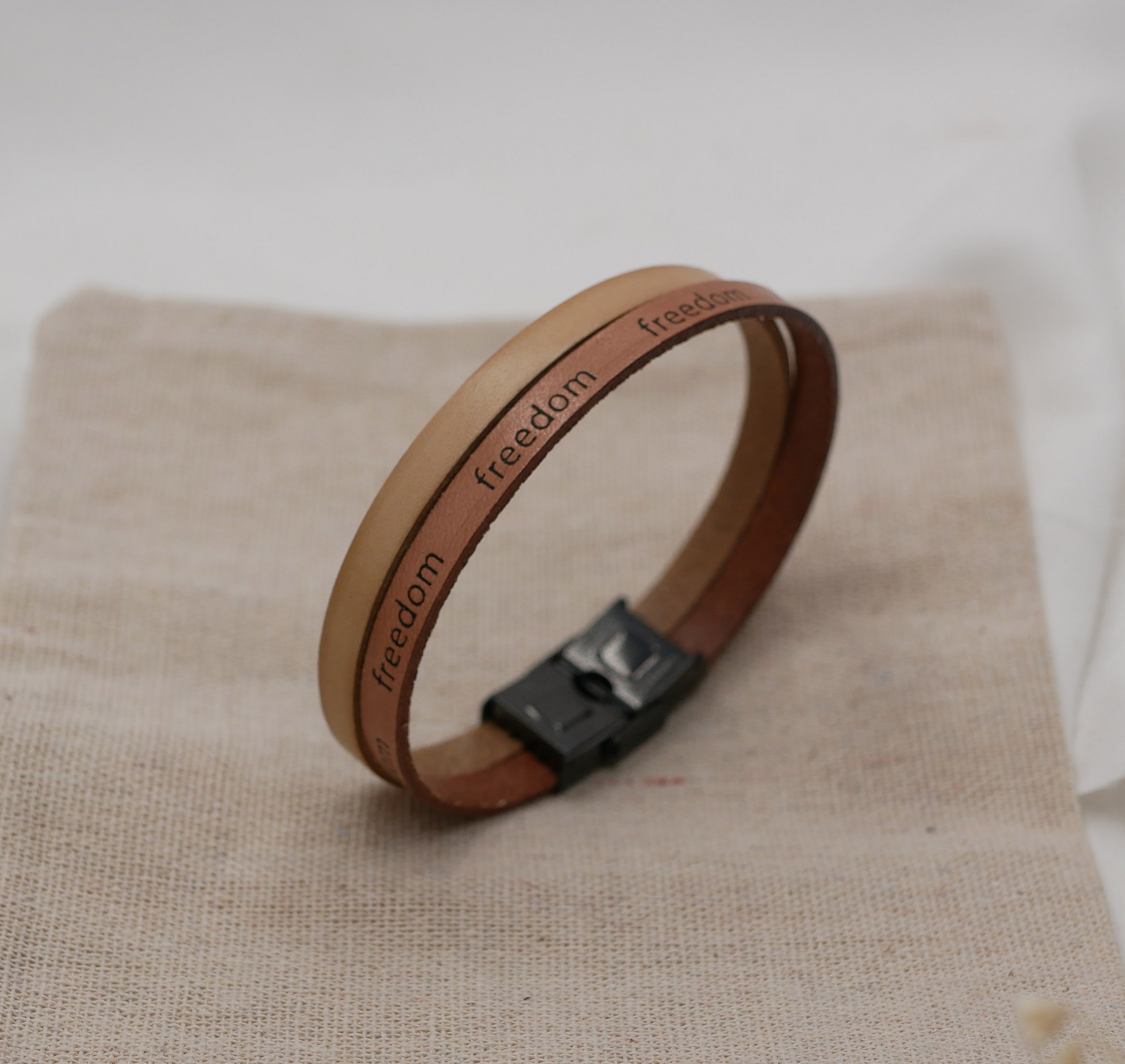 Blandet armb&aring;nd i naturbeige med to skinntyper Frihetsgravering for personlig tilpassing