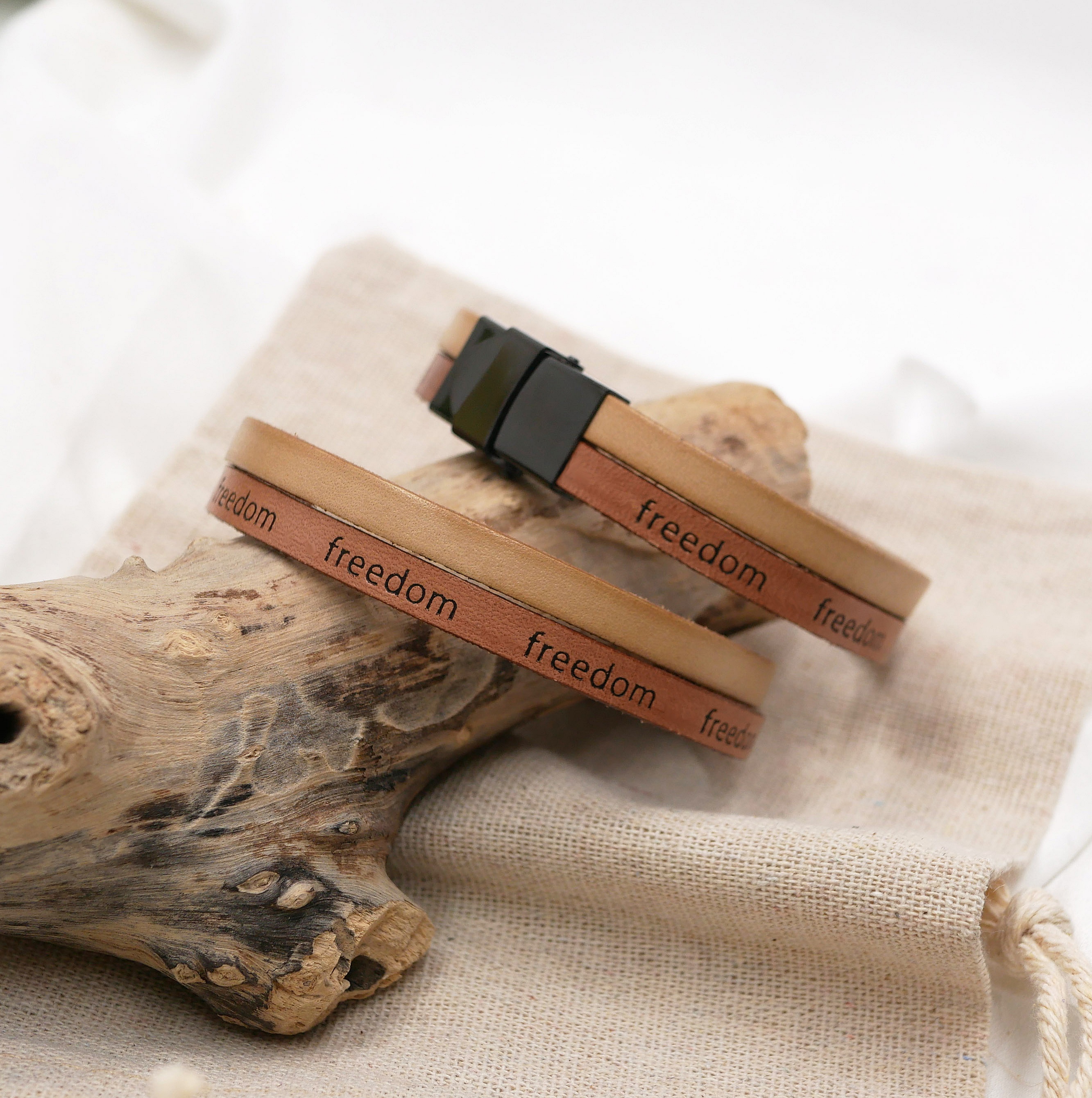 Blandet armb&aring;nd i naturbeige med to skinntyper Frihetsgravering for personlig tilpassing