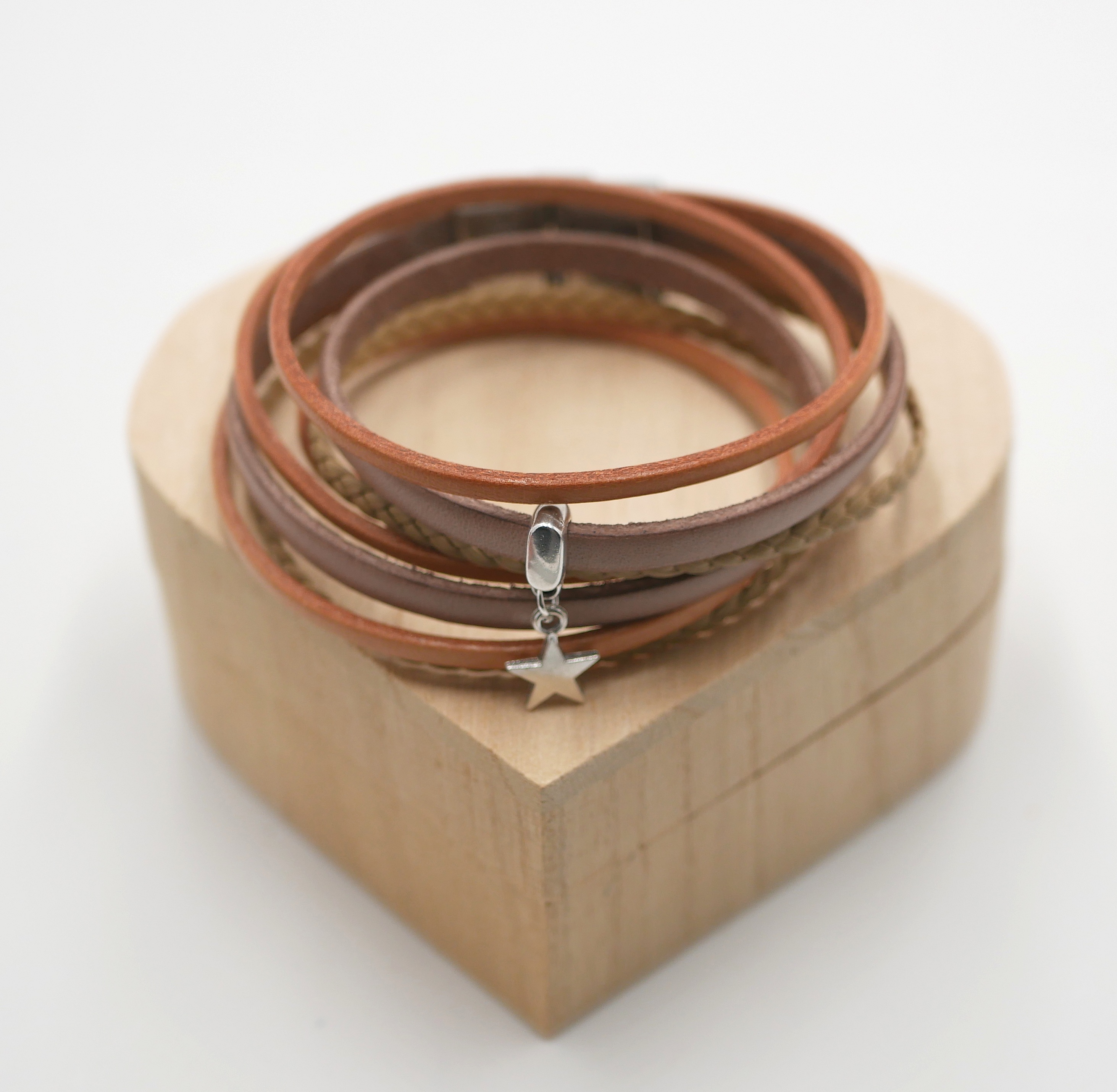 Tilpassbart multi-l&aelig;rarmb&aring;nd med beige anheng 