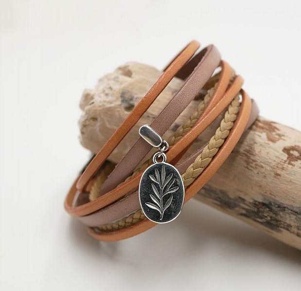 Tilpassbart multi-l&aelig;rarmb&aring;nd med beige anheng 