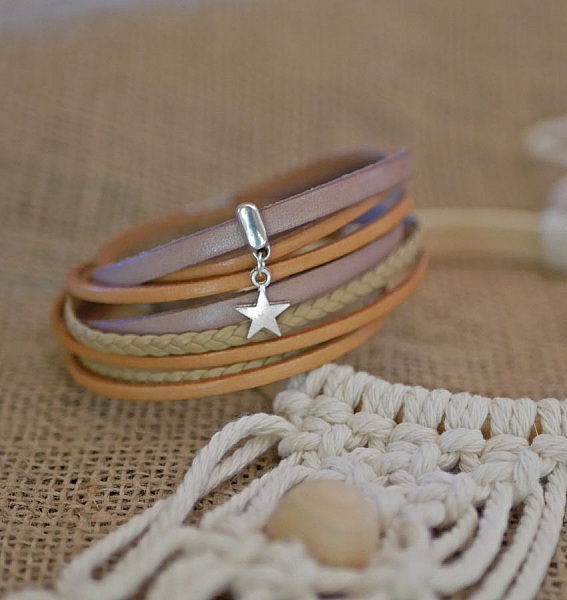 Tilpassbart multi-l&aelig;rarmb&aring;nd med beige anheng 