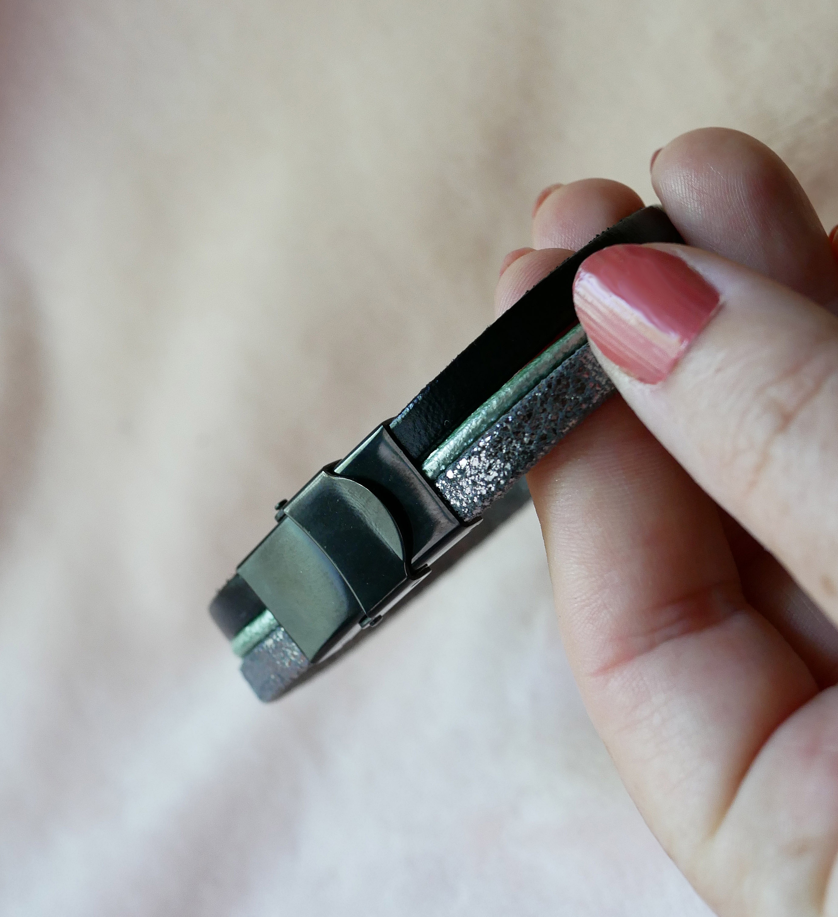 M&aring;nestjernearmb&aring;nd i skinn med flere lenker i s&oslash;lv, gr&oslash;nn og svart cabochon