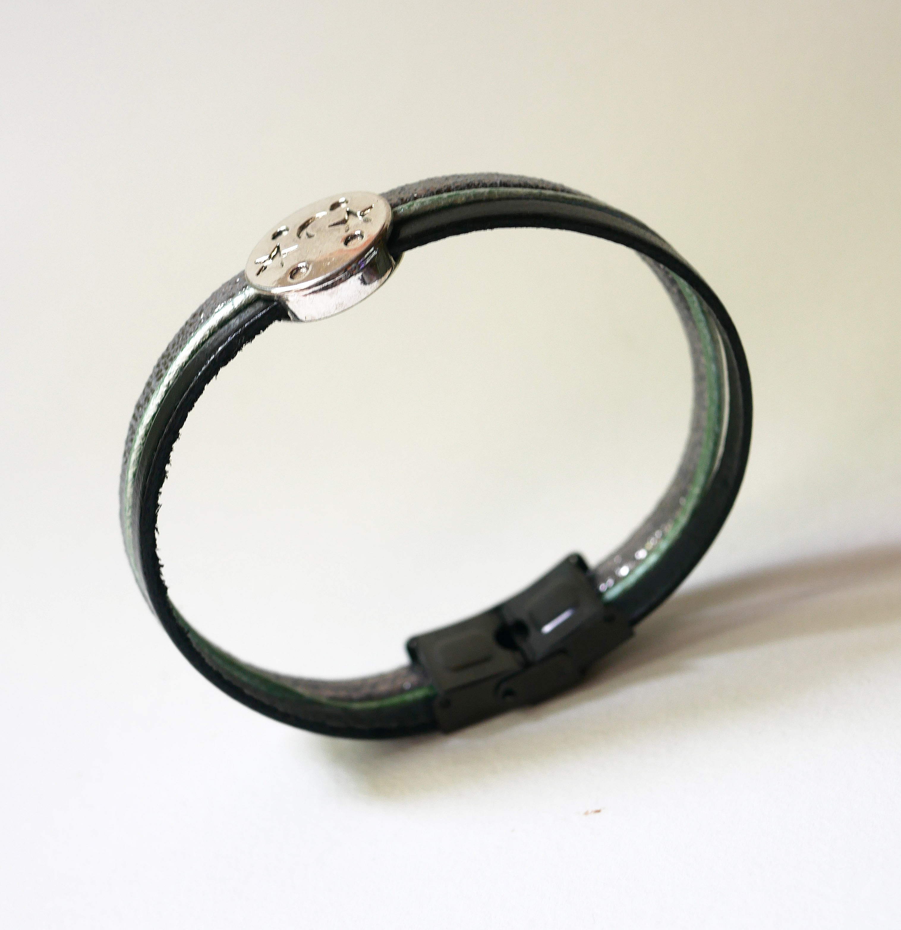 M&aring;nestjernearmb&aring;nd i skinn med flere lenker i s&oslash;lv, gr&oslash;nn og svart cabochon