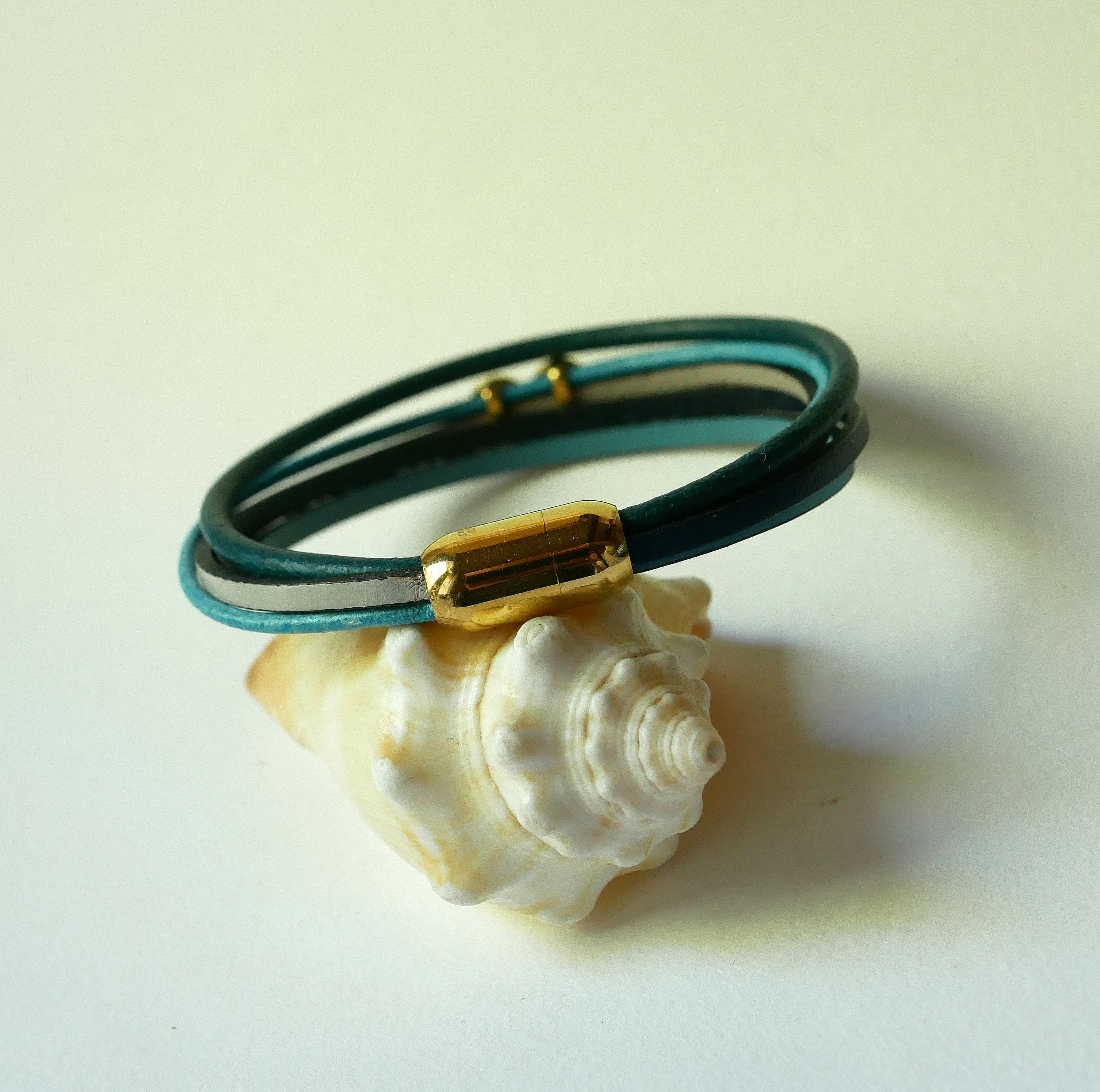 Flerleddet armb&aring;nd i bl&aring;farget skinn med evighetsmotiv i gull