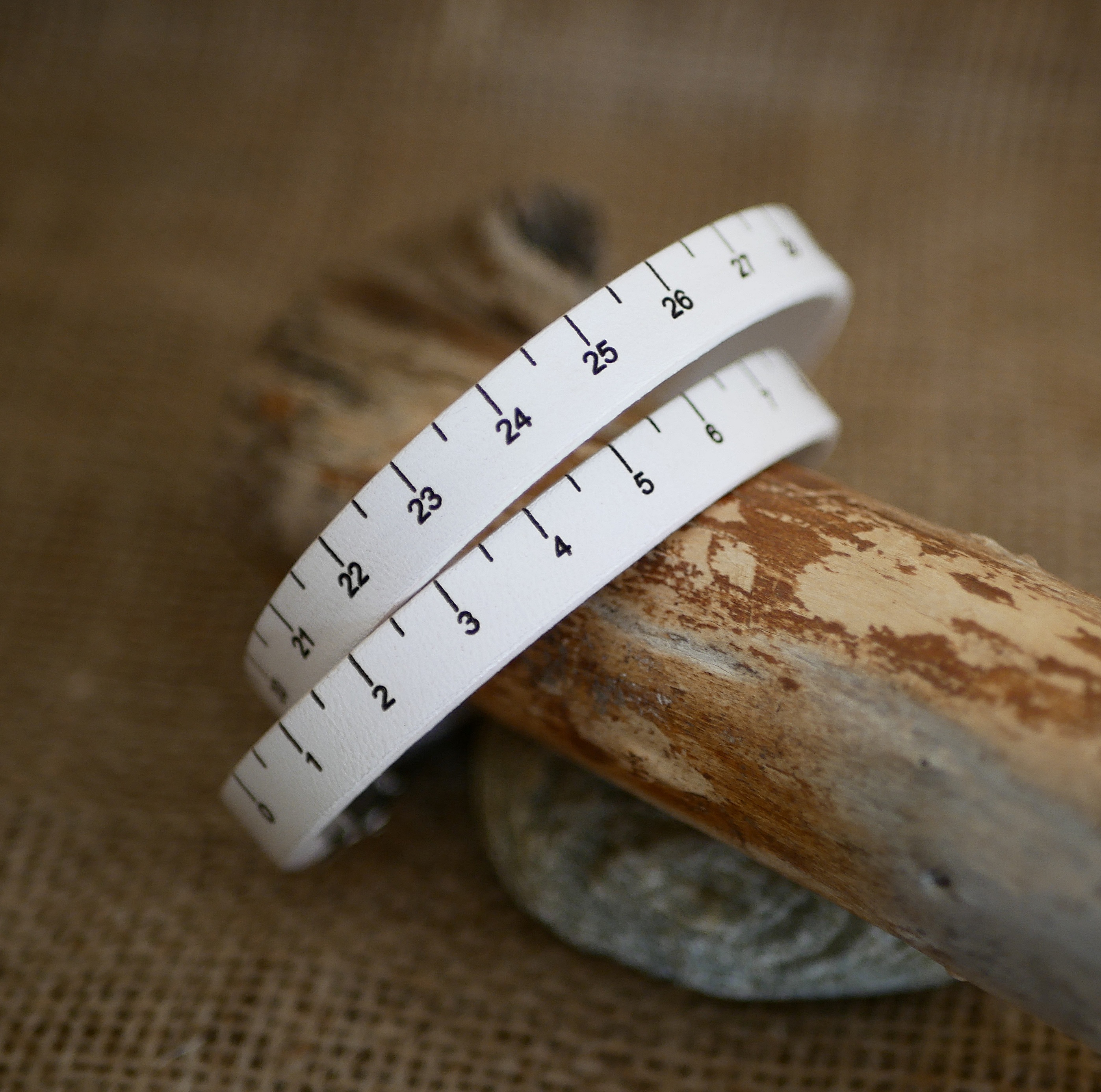 Armb&aring;nd med gravert, dobbeltsvinget m&aring;leb&aring;nd i skinn som du kan tilpasse 