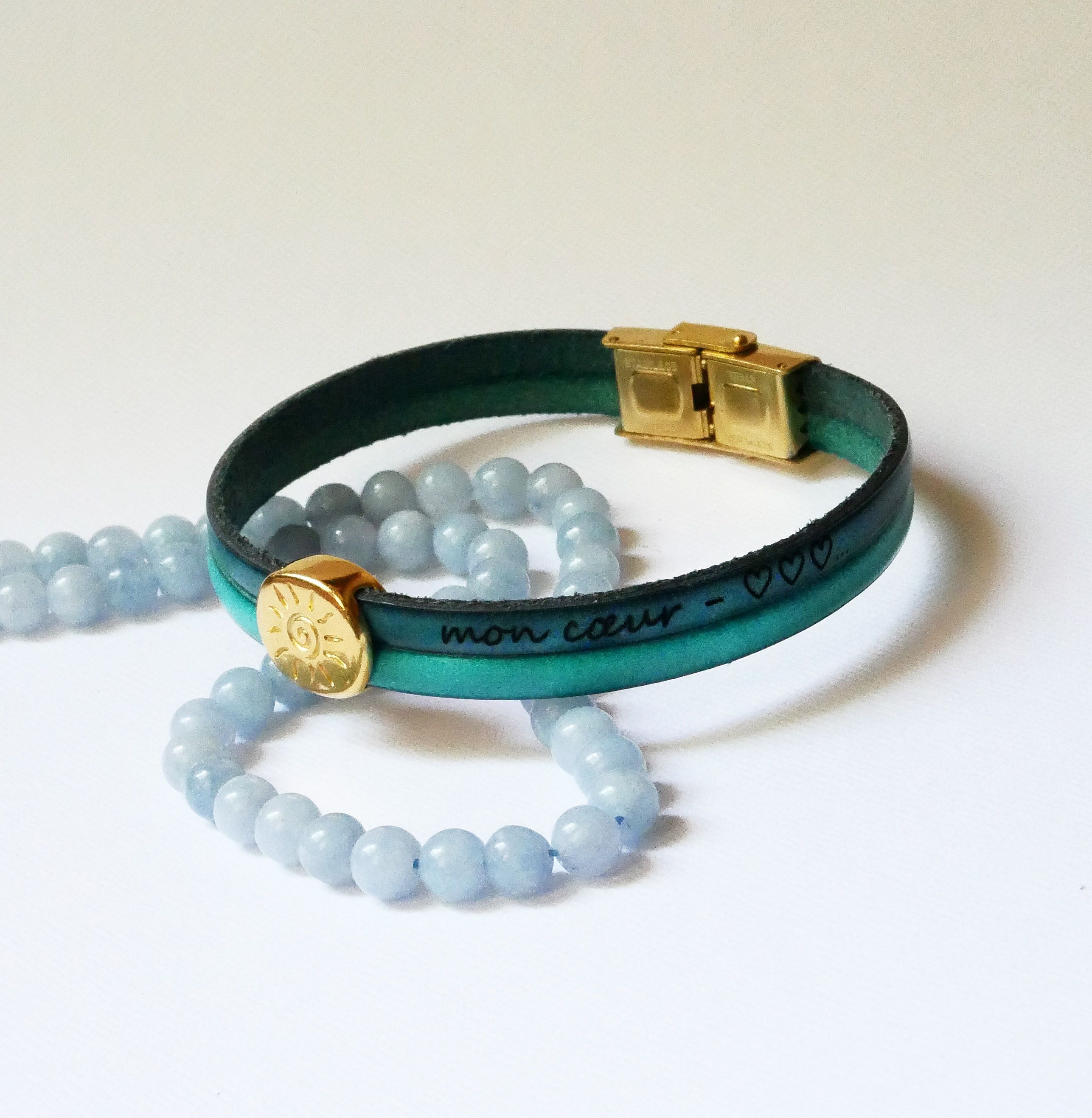 Soleil gullarmb&aring;nd p&aring; en duo av skinn som du kan personalisere og gravere