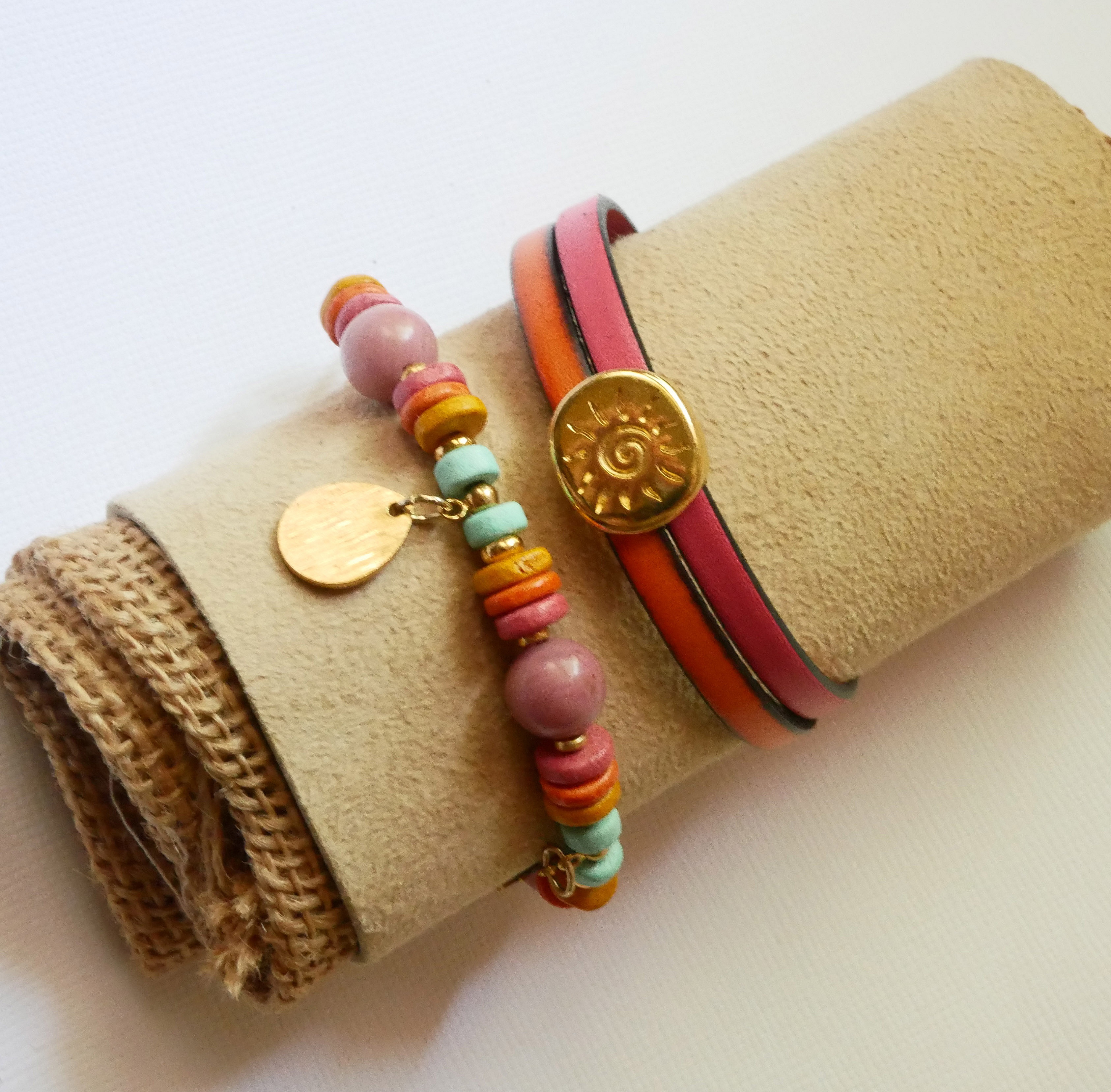 Soleil gullarmb&aring;nd p&aring; en duo av skinn som du kan personalisere og gravere