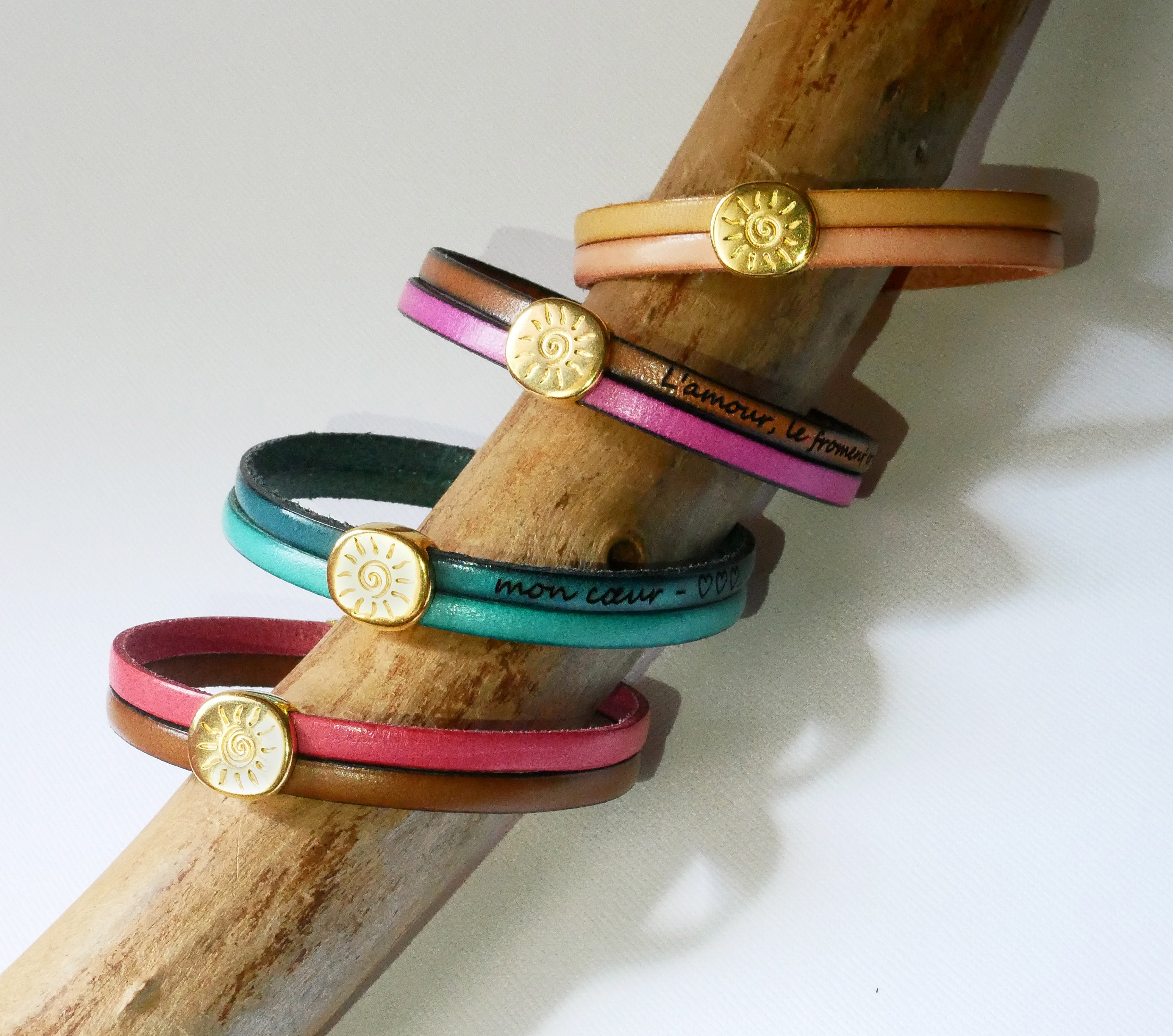 Soleil gullarmb&aring;nd p&aring; en duo av skinn som du kan personalisere og gravere