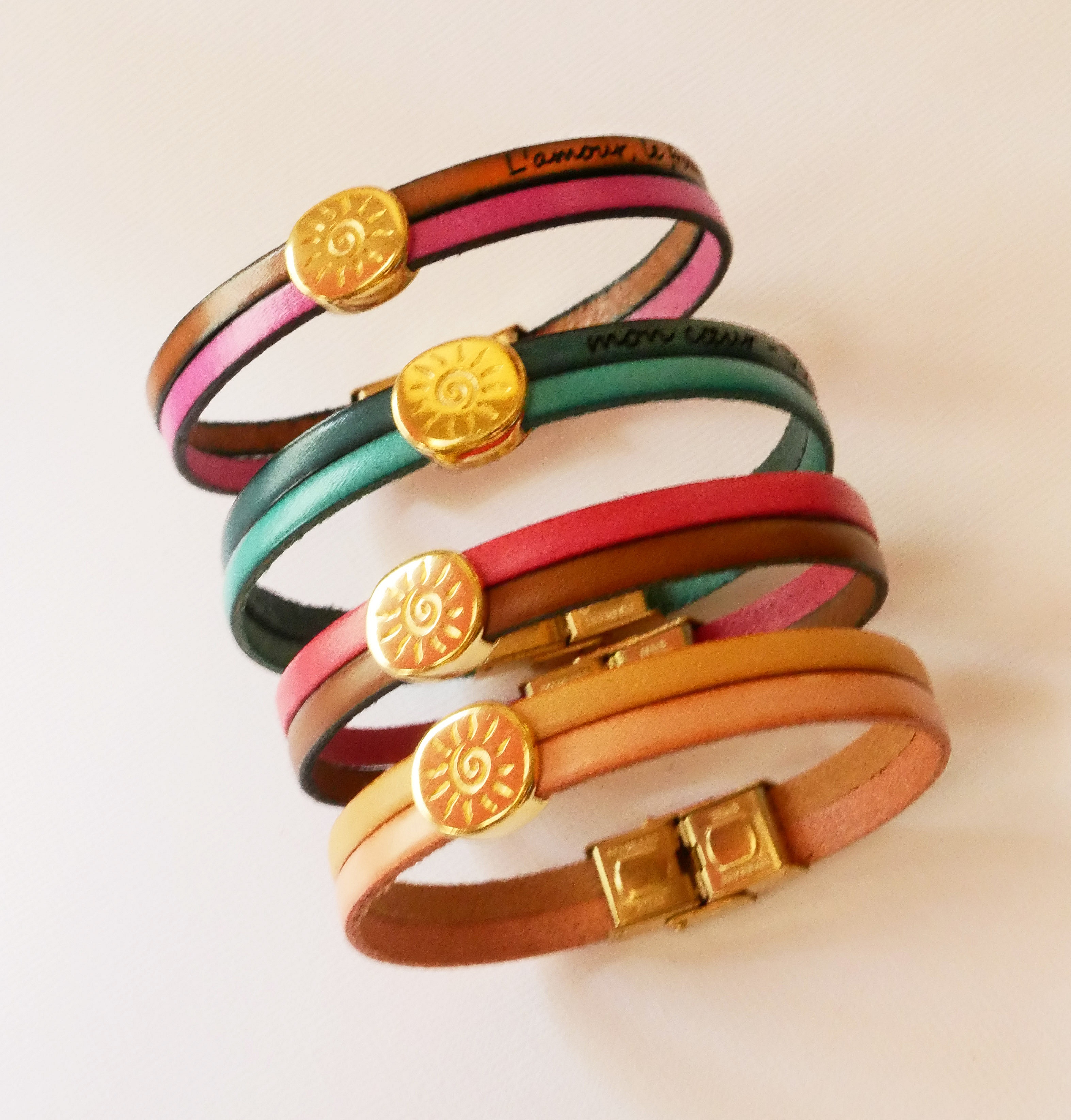 Soleil gullarmb&aring;nd p&aring; en duo av skinn som du kan personalisere og gravere