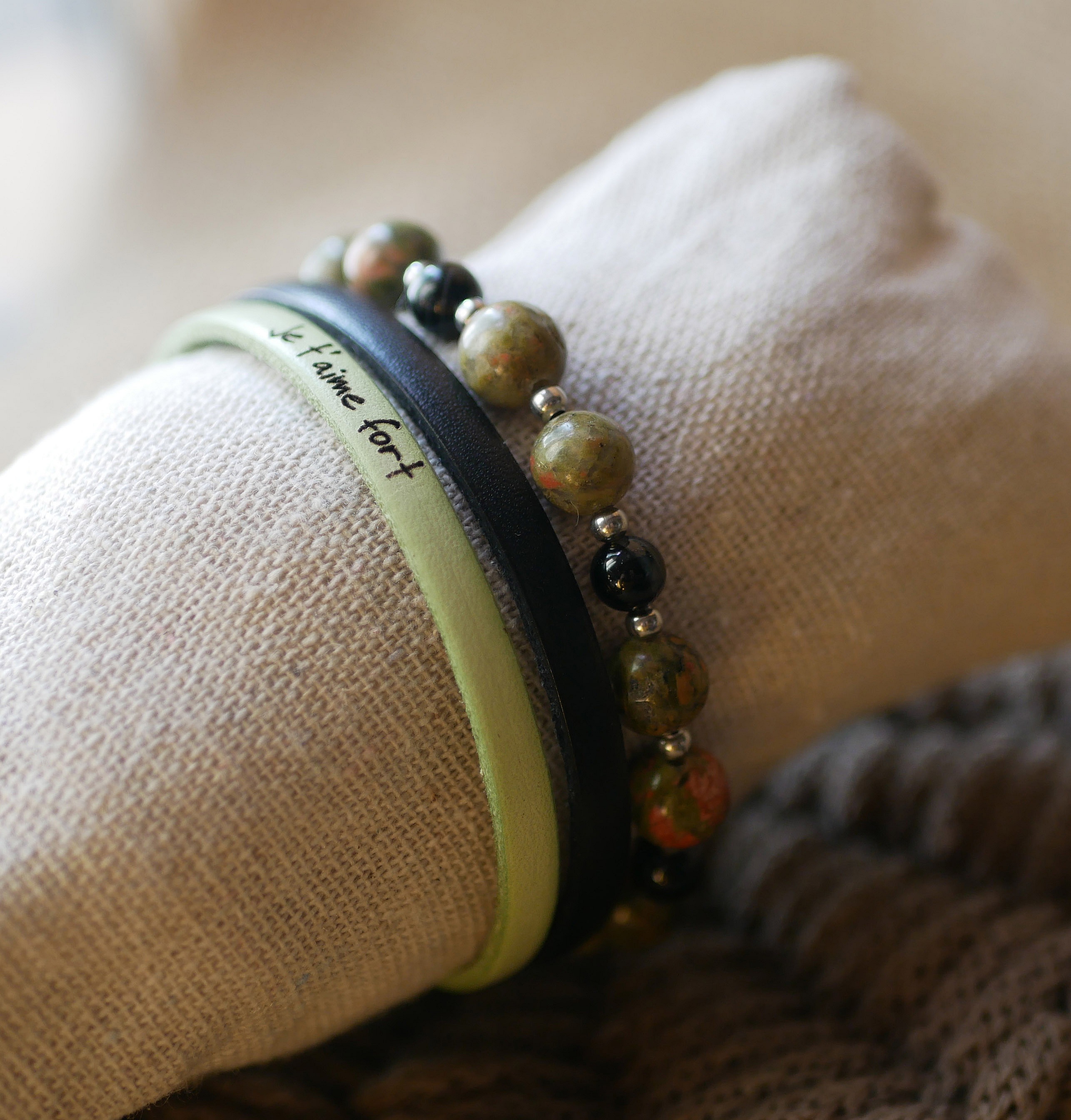 Avlangt perlearmb&aring;nd i st&aring;l med perler av natursteinen unakitt 