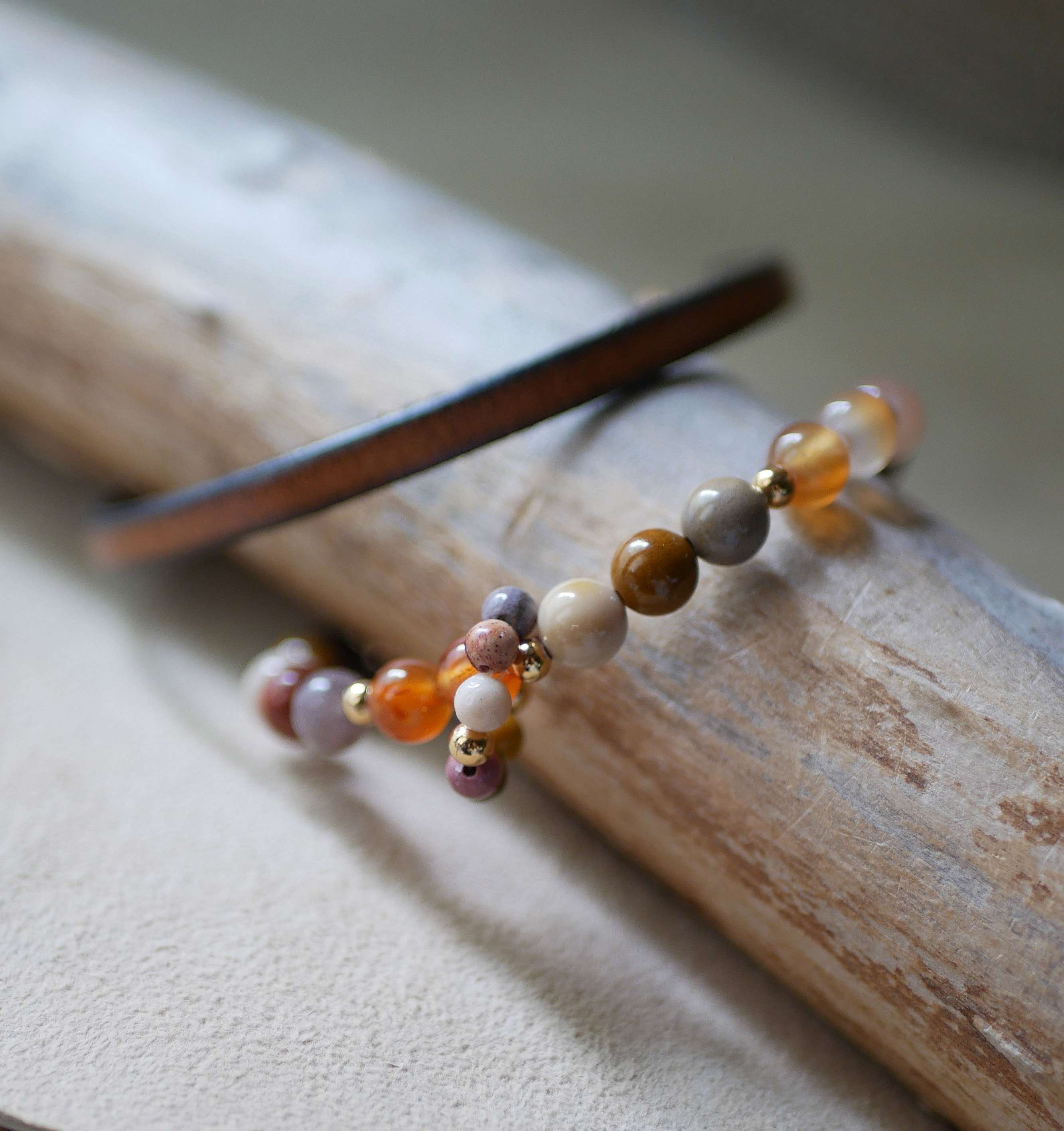 Moka&iuml;te- og Cornalite-armb&aring;nd av naturstein med miniperlering