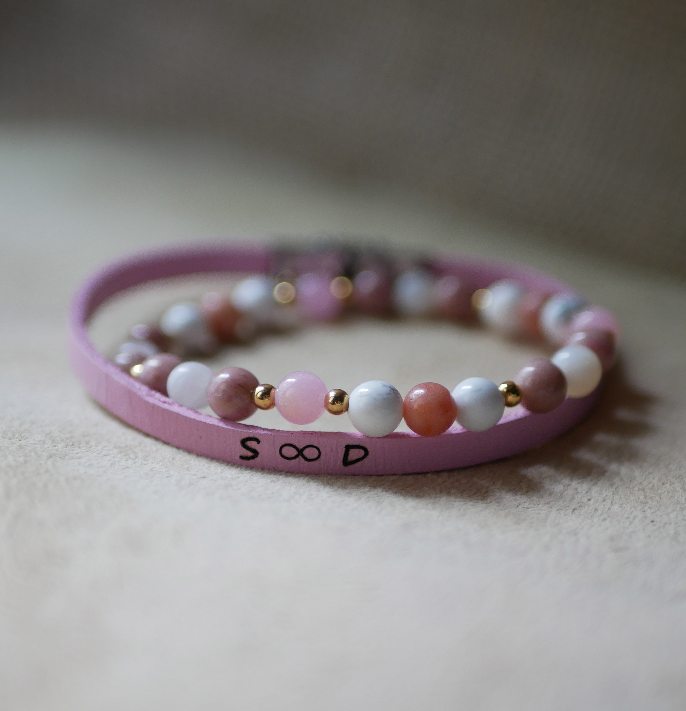 Armb&aring;nd med naturstein og gullperler av hullitt og rhodonitt