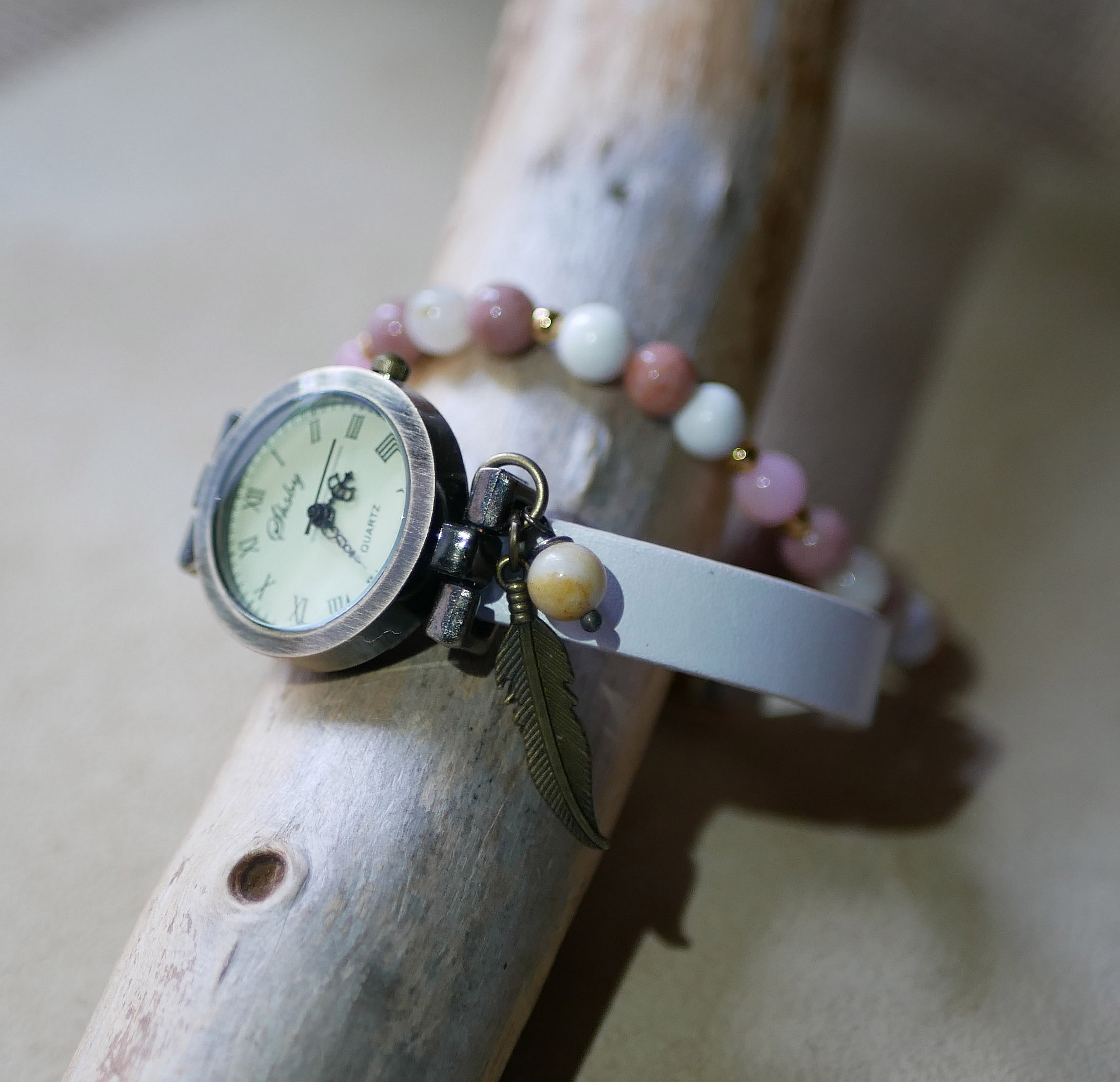 Armb&aring;nd med naturstein og gullperler av hullitt og rhodonitt