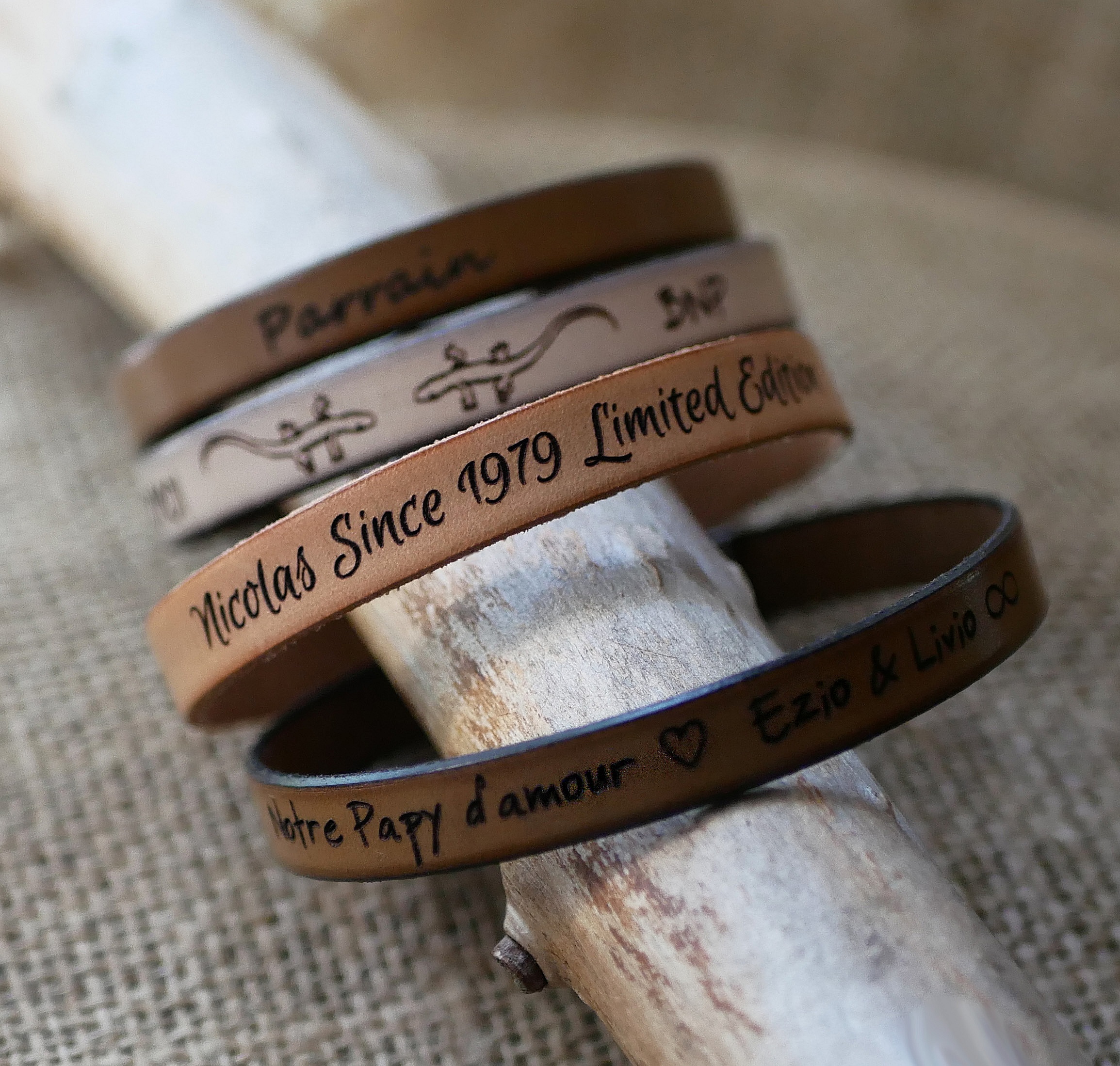 Gravert l&aelig;rarmb&aring;nd for menn med valgfri l&aring;s som kan tilpasses 