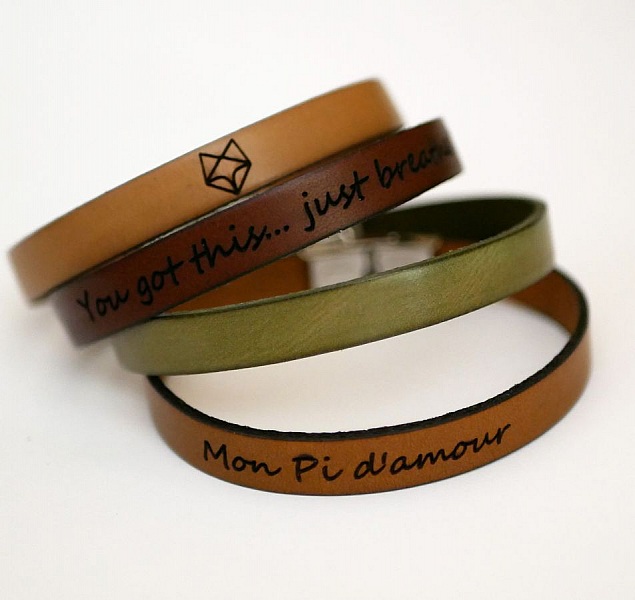 Gravert l&aelig;rarmb&aring;nd for menn med valgfri l&aring;s som kan tilpasses 