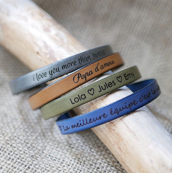 Gravert l&aelig;rarmb&aring;nd for menn med valgfri l&aring;s som kan tilpasses 