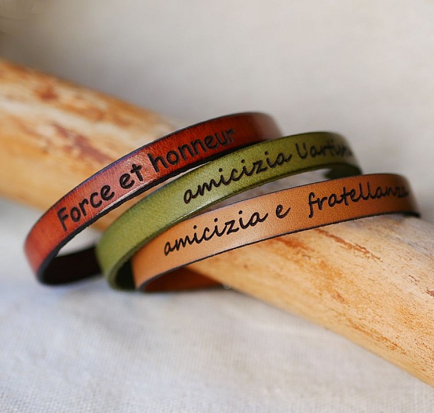 Gravert l&aelig;rarmb&aring;nd for menn med valgfri l&aring;s som kan tilpasses 