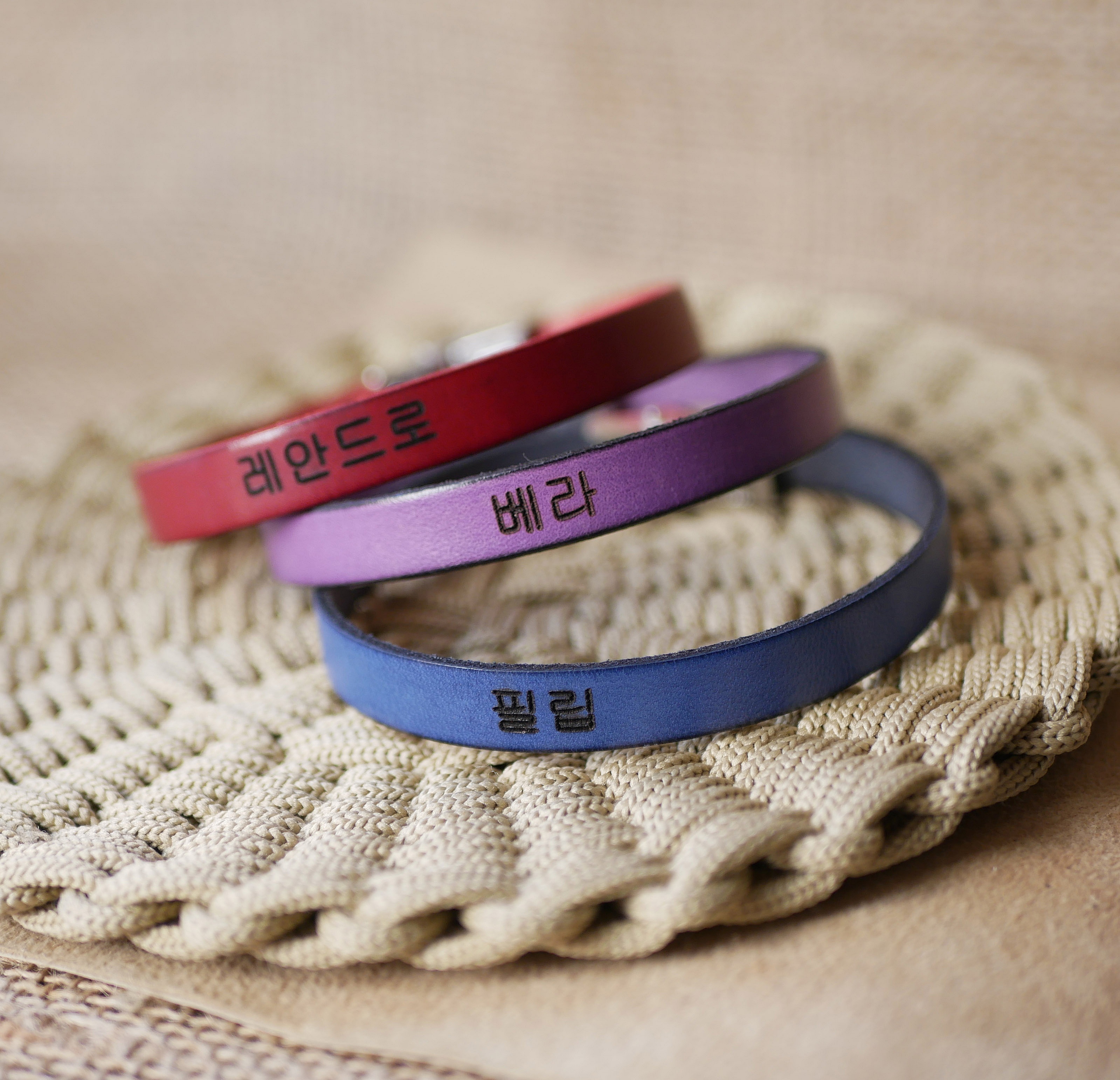 Koreansk kpop-fanarmb&aring;nd med navn i l&aelig;r som du kan personliggj&oslash;re