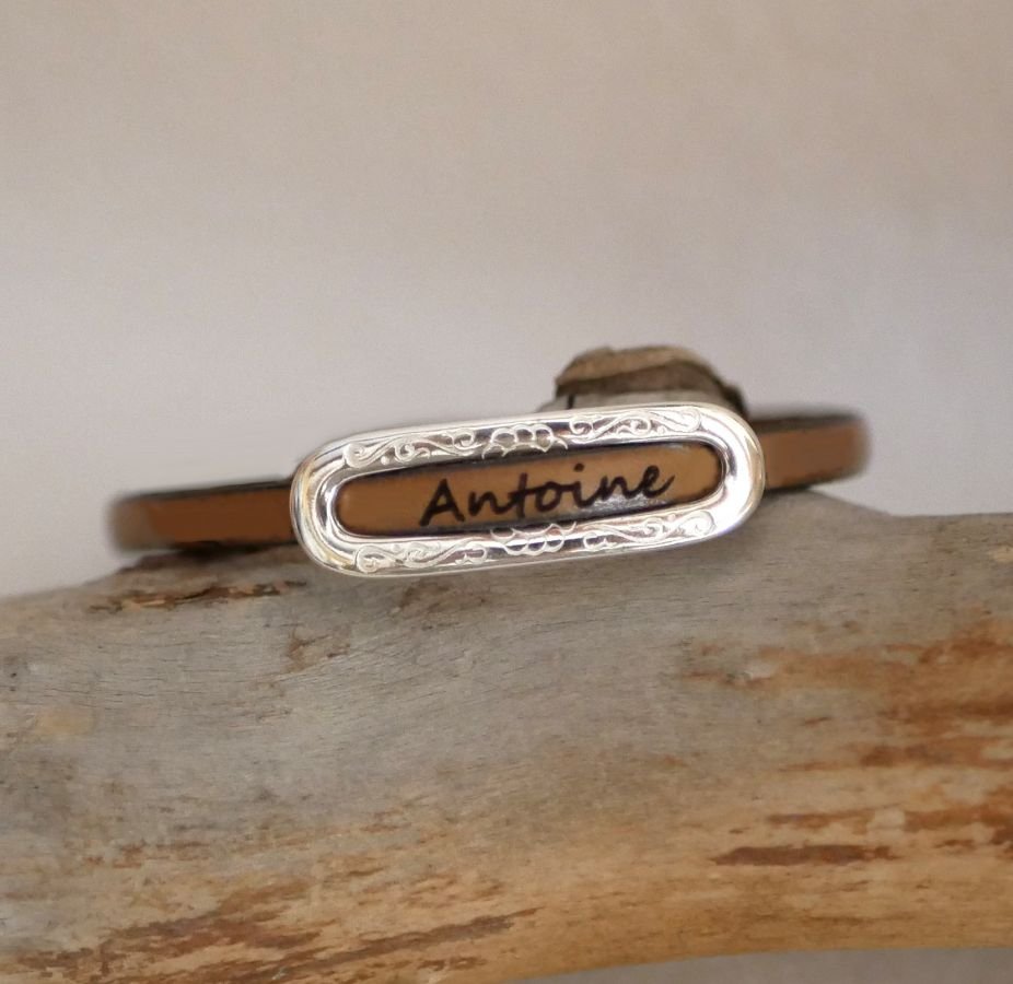 Armbånd med personlig fornavn ved gravering på skinn 