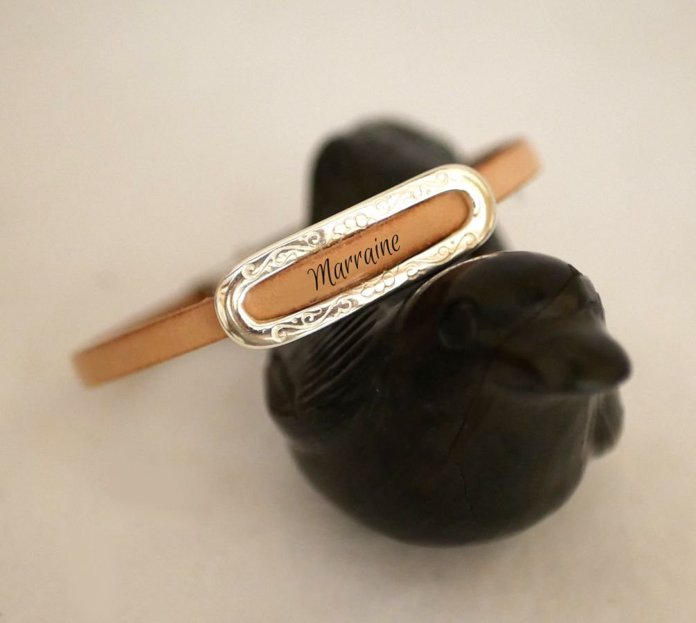 Armbånd med personlig fornavn ved gravering på skinn 