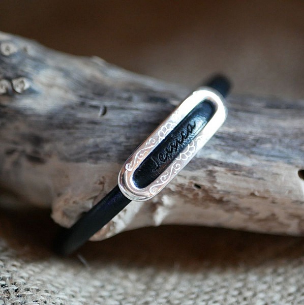 Armb&aring;nd med personlig fornavn ved gravering p&aring; skinn 