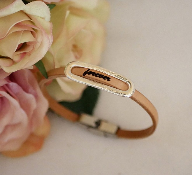 Armb&aring;nd med personlig fornavn ved gravering p&aring; skinn 