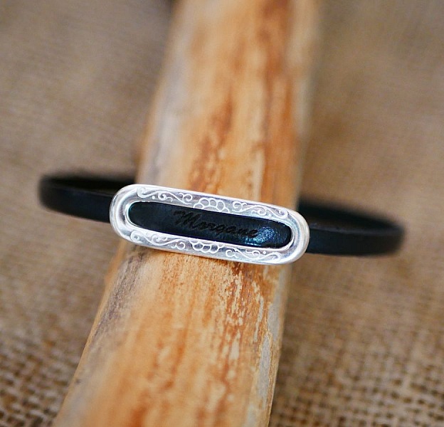 Armb&aring;nd med personlig fornavn ved gravering p&aring; skinn 