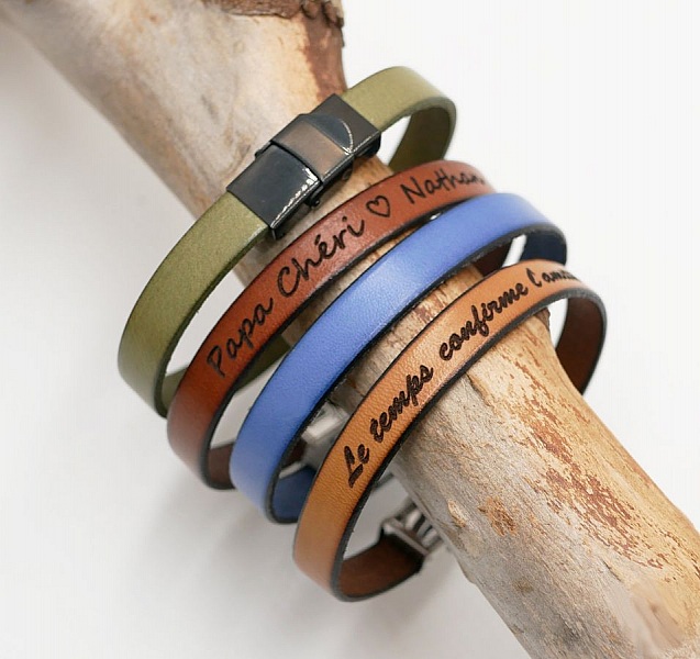 Justerbar l&aelig;rrem med svart l&aring;s for personlig inngravering 