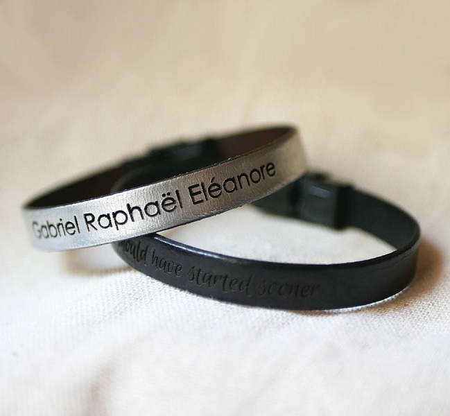 Justerbar l&aelig;rrem med svart l&aring;s for personlig inngravering 