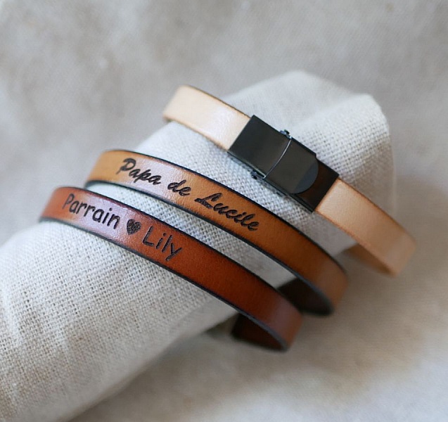 Justerbar l&aelig;rrem med svart l&aring;s for personlig inngravering 