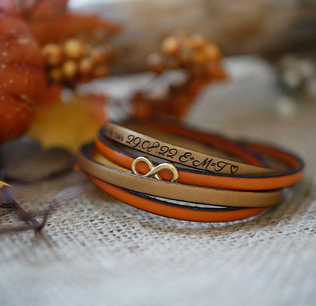 Mammagave, gyllent evighetssymbol-armb&aring;nd i 2 skinntyper som du kan personalisere  