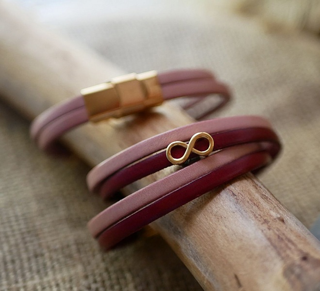 Mammagave, gyllent evighetssymbol-armb&aring;nd i 2 skinntyper som du kan personalisere  