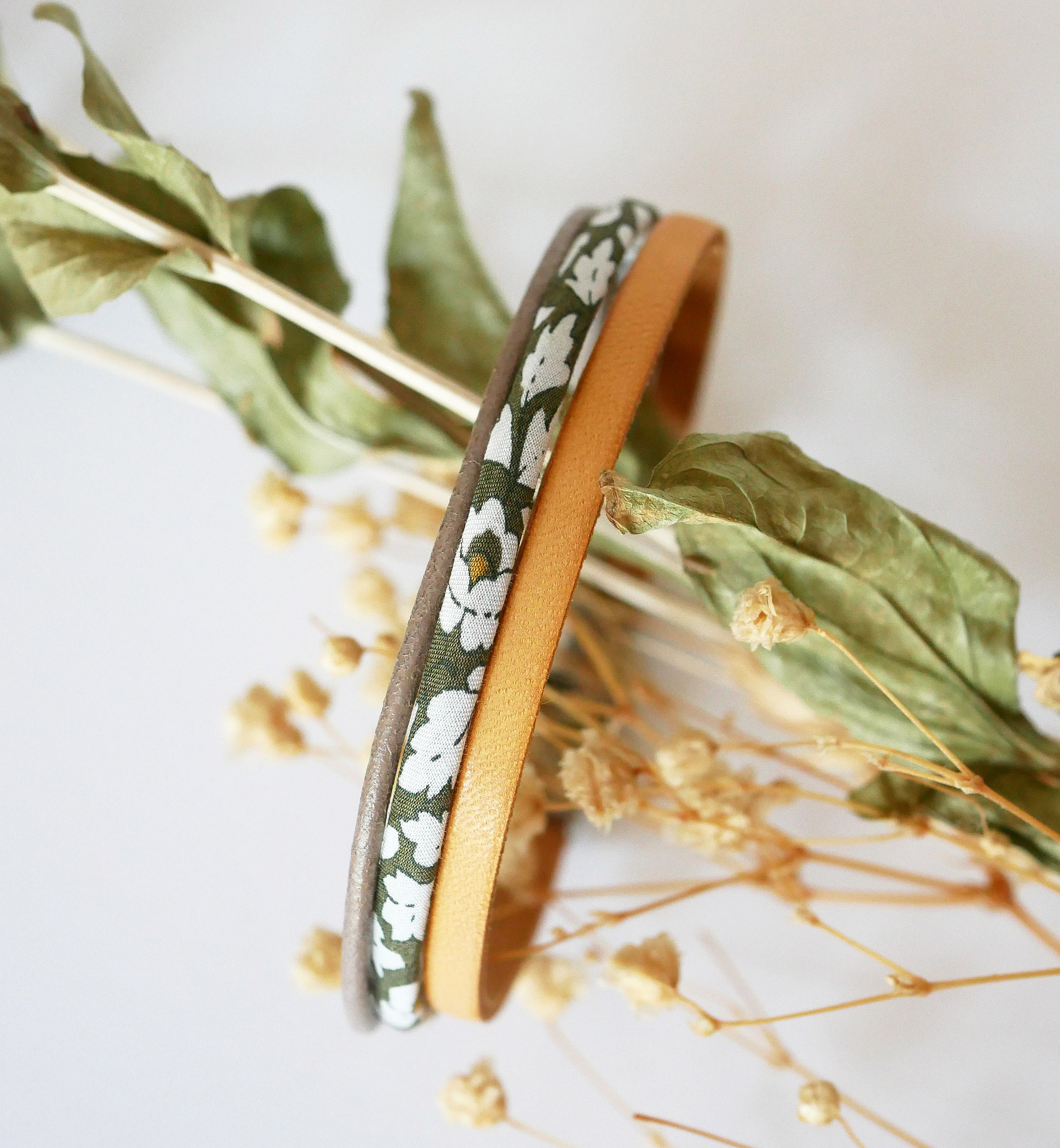 Trio av skinn og kakiblomster Liberty Cord-armb&aring;nd