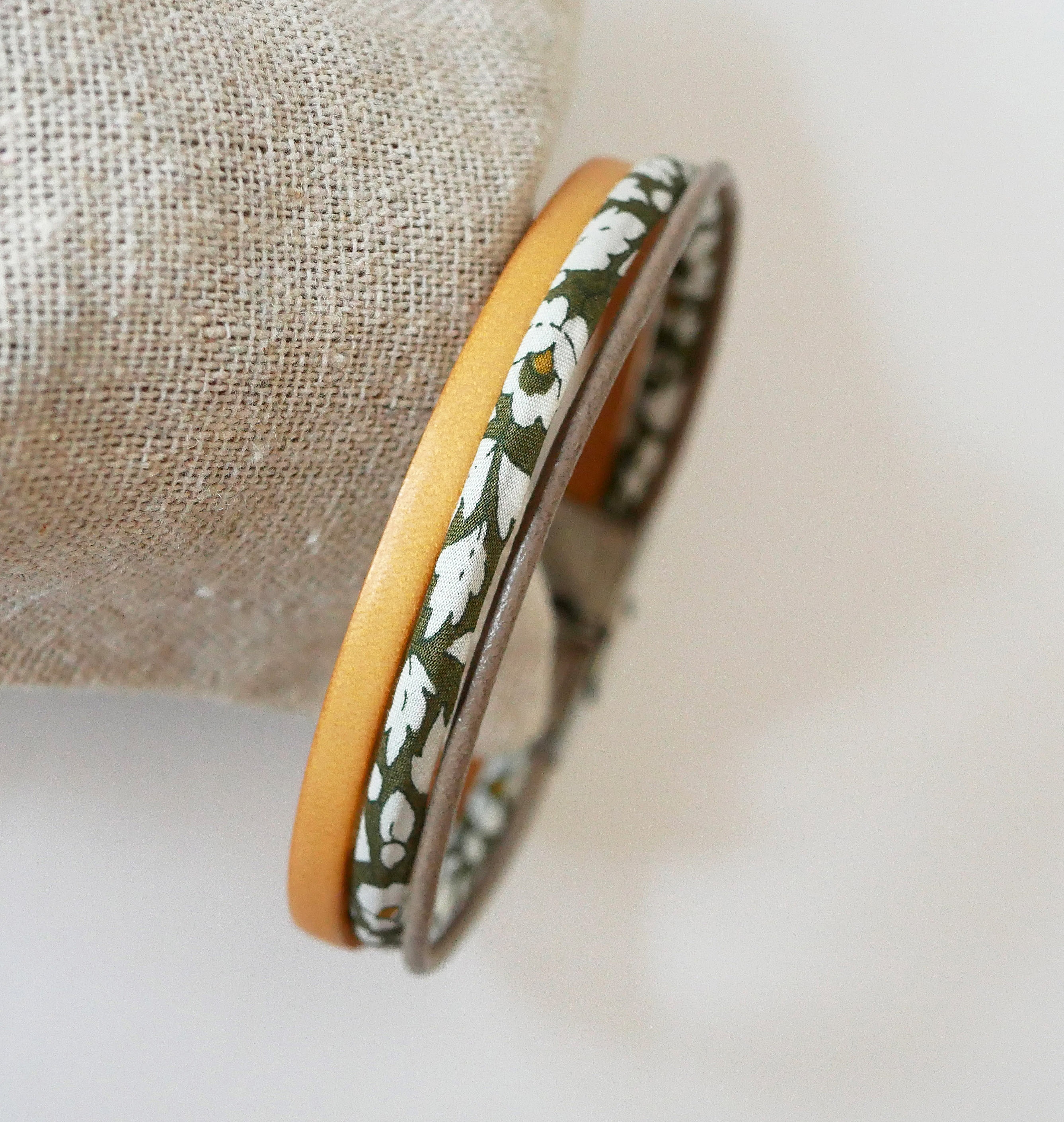 Trio av skinn og kakiblomster Liberty Cord-armb&aring;nd