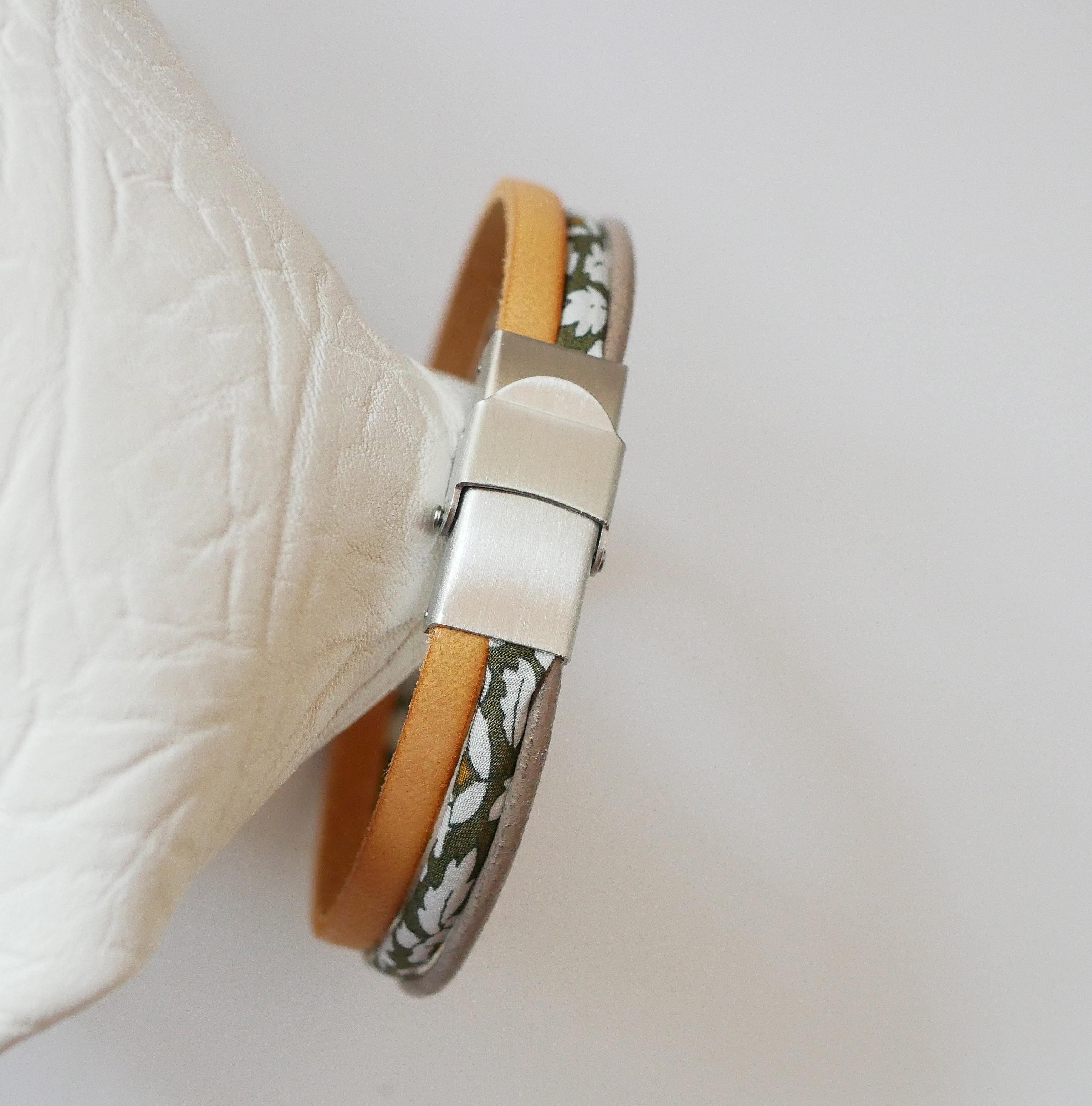 Trio av skinn og kakiblomster Liberty Cord-armb&aring;nd