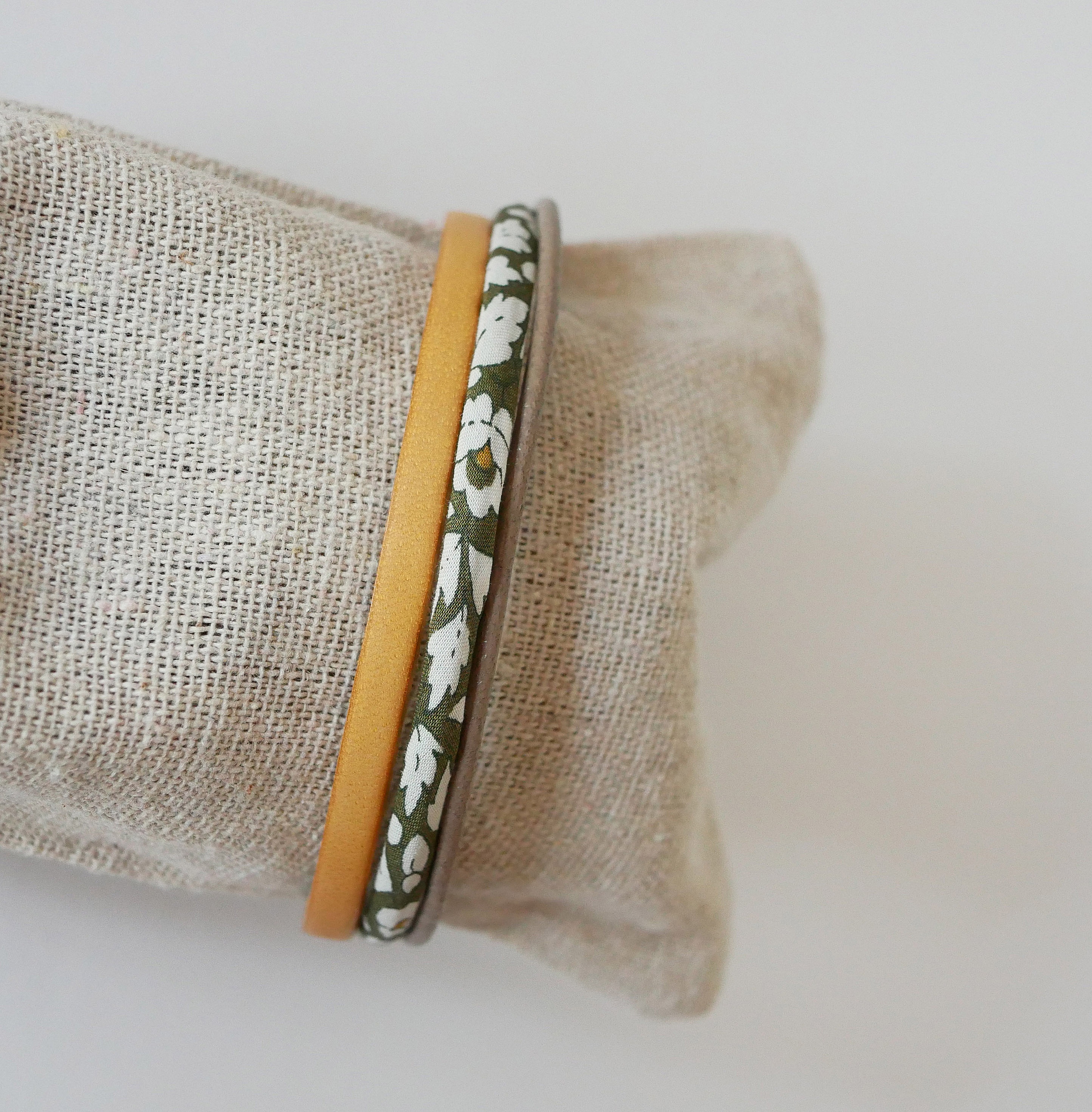 Trio av skinn og kakiblomster Liberty Cord-armb&aring;nd