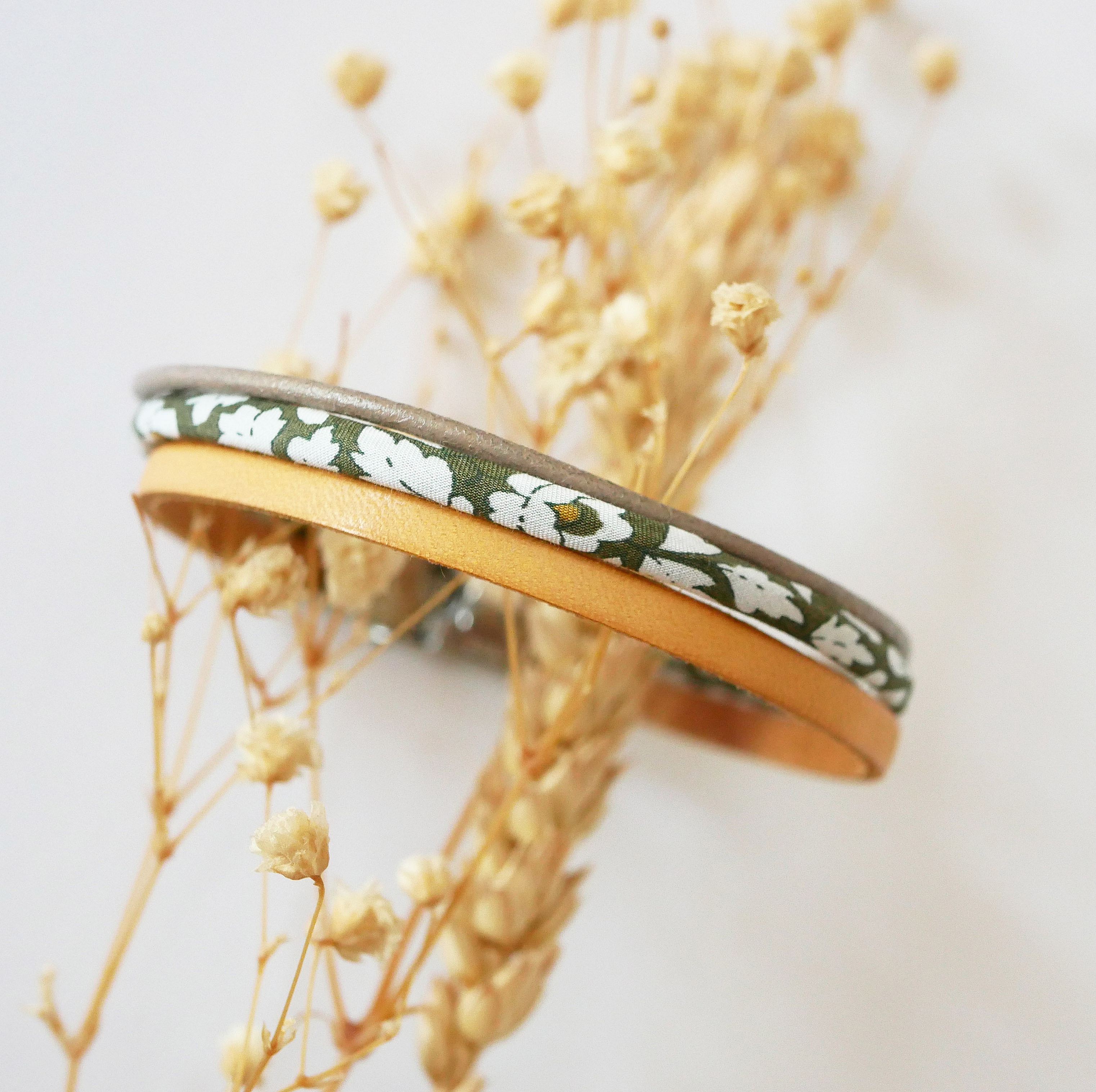 Trio av skinn og kakiblomster Liberty Cord-armb&aring;nd